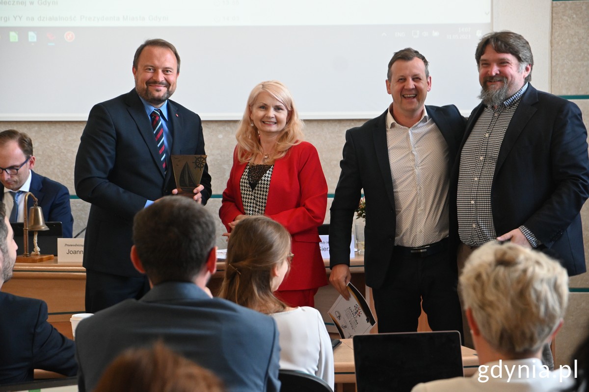 Na zdj. (od lewej): wiceprezydent Marek Łucyk z nagrodą zdobytą w Regatach Samorządowych, wiceprzewodnicząca RMG Elżbieta Sierżęga oraz radni: Adam Skurat i Tadeusz Szemiot 