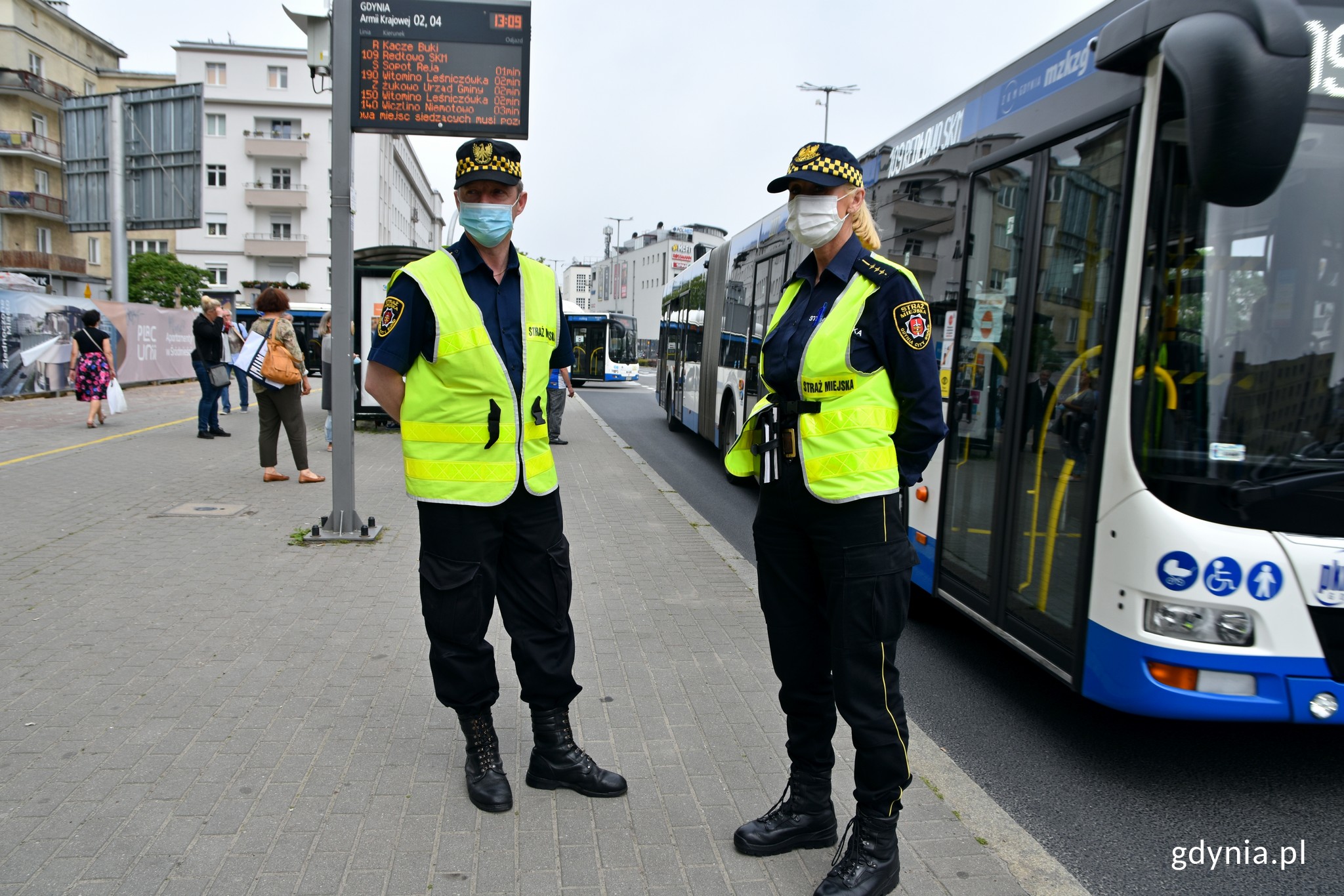 Straż Miejska sprawdzała, czy osoby podróżujące autobusami noszą maseczki, fot. Magdalena Czernek