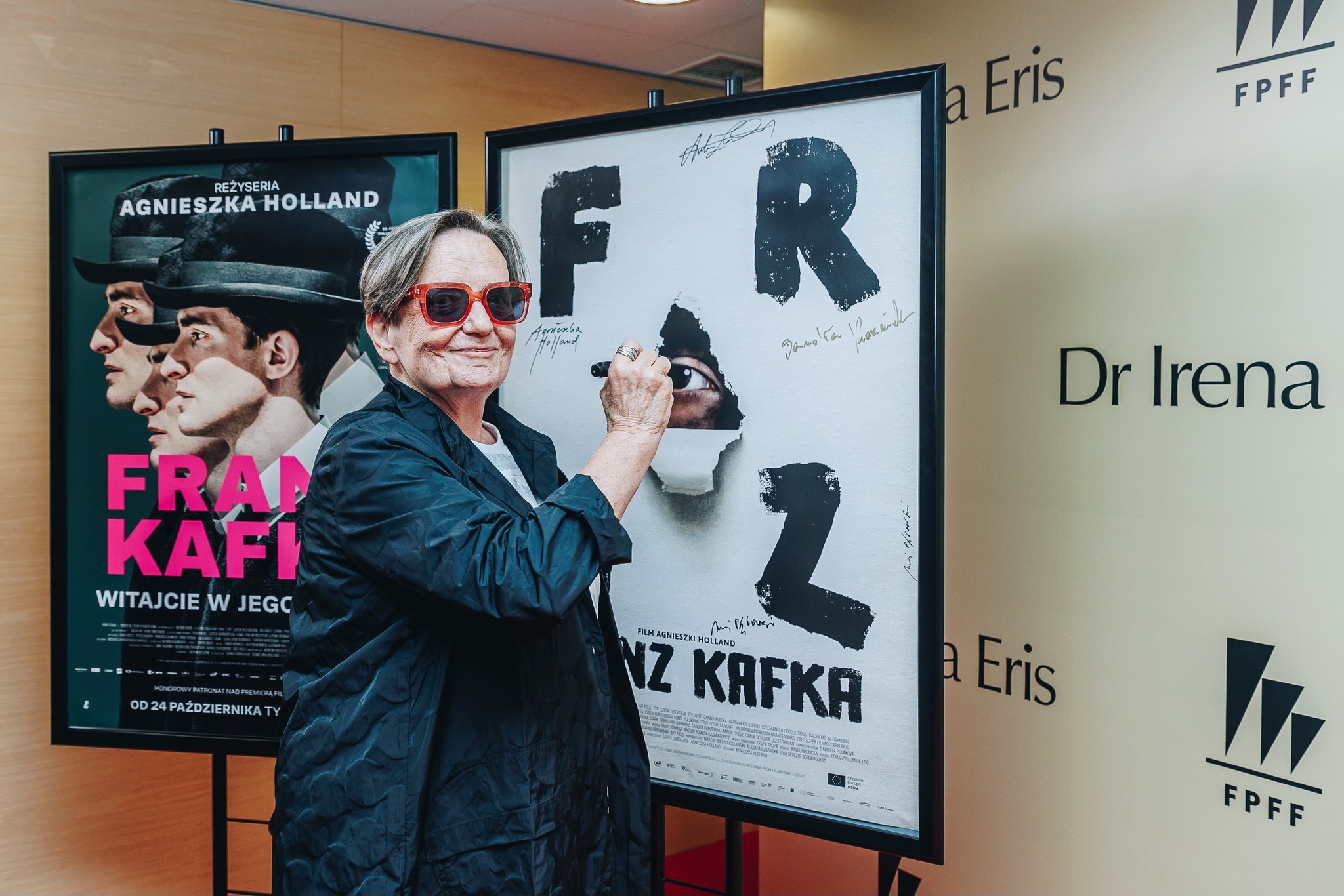 Agnieszka Holland podpisująca plakat do filmu &bdquo;Franz Kafka&rdquo; (fot. Piotr Żagiell/FPFF)