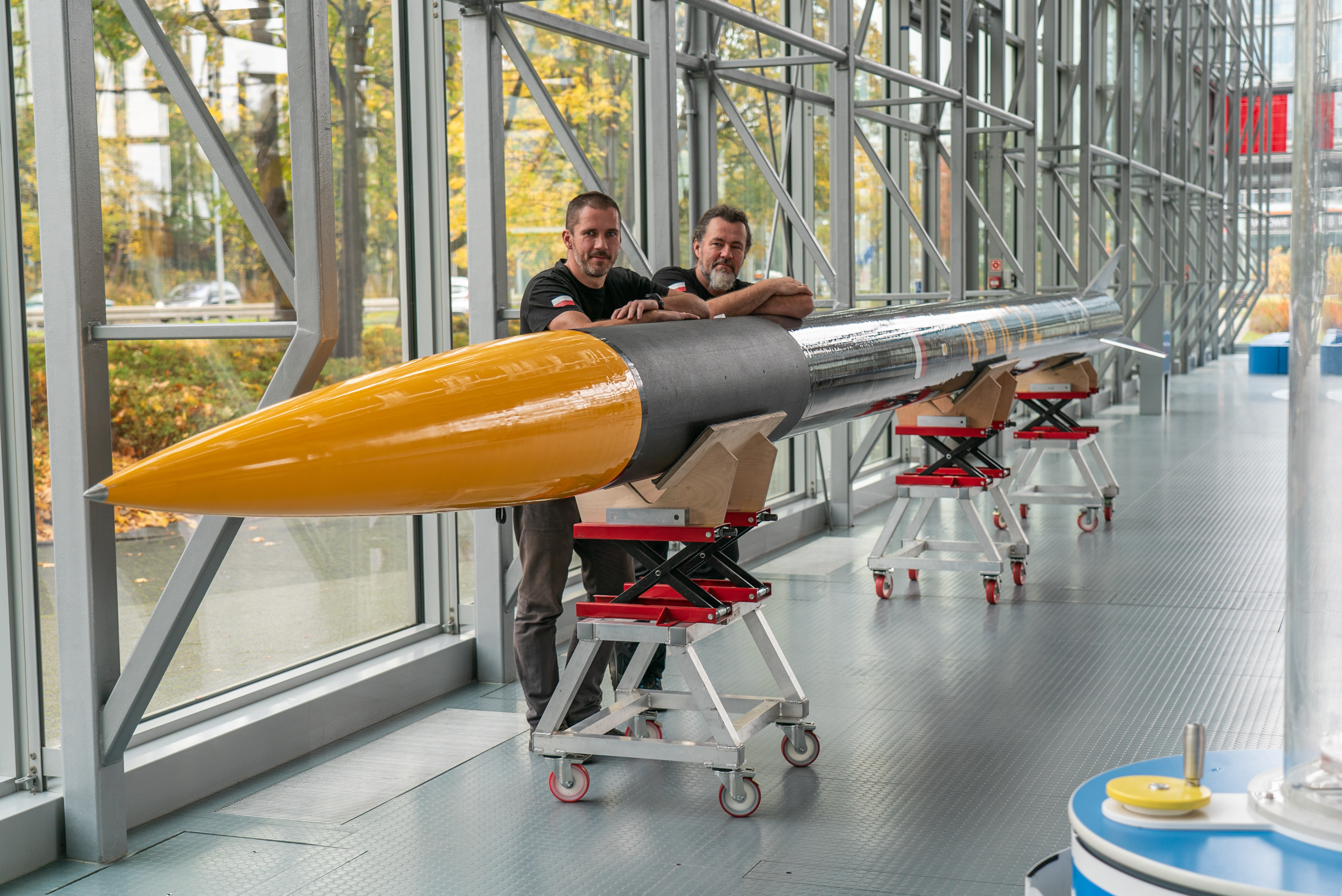 Robert i Andrzej Magierowie - współzałożyciele SpaceForest przy swojej rakiecie // fot. materiały prasowe