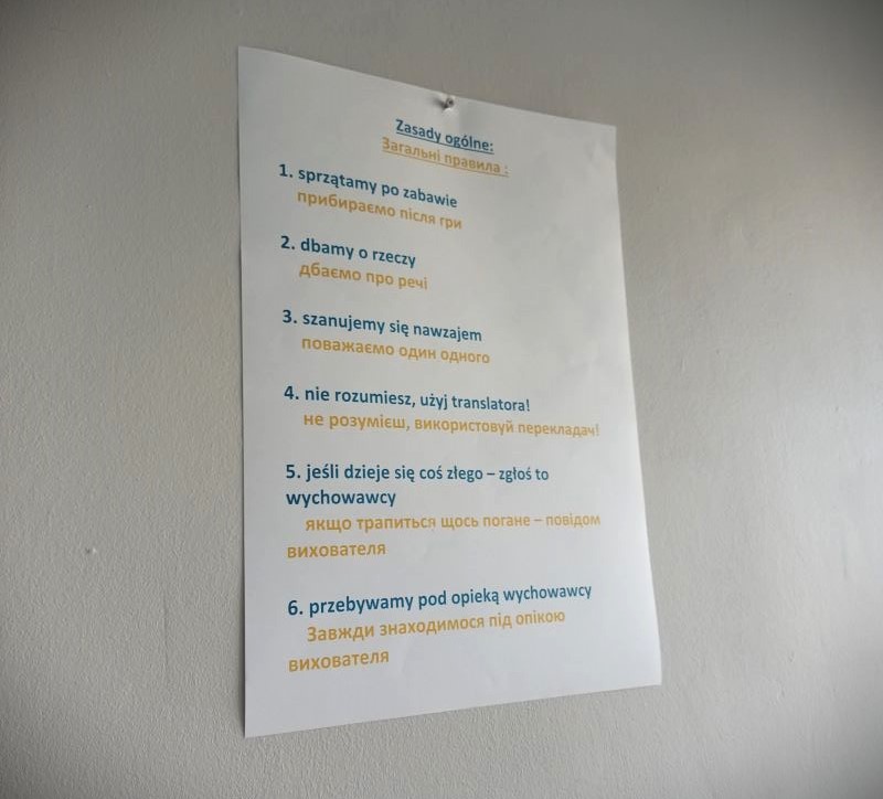 Przytwierdzona do ściany karta z najważniejszymi zasadami panującymi w placówce. Wśród nich jedną z ważniejszych reguł, jest wzajemny szacunek i akceptacja.