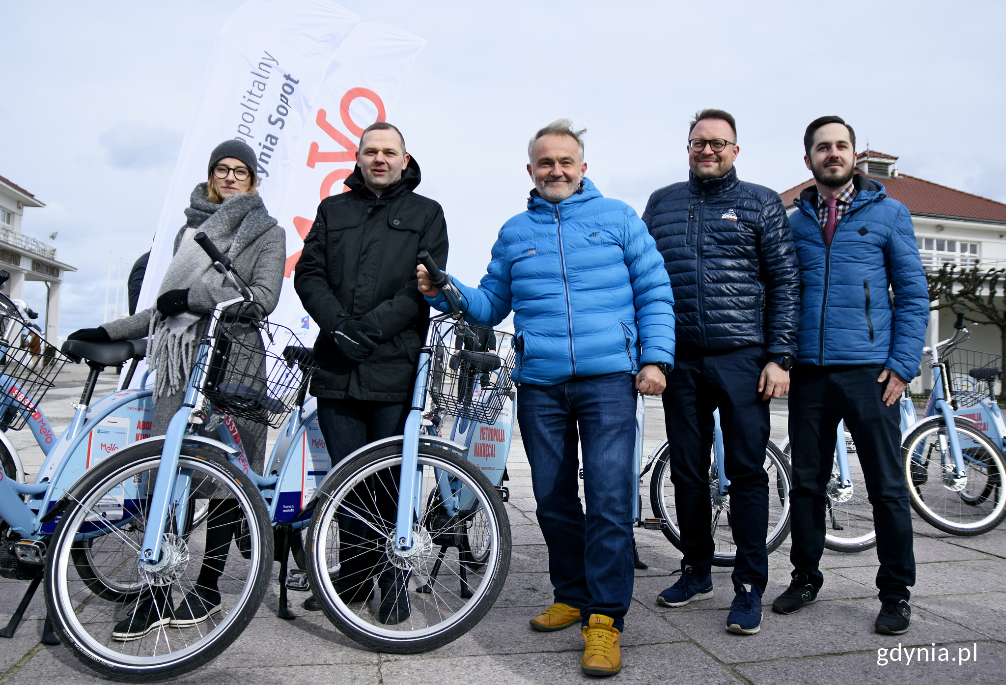 Przedstawiciele Gdyni podczas oficjalnej inauguracji systemu MEVO w Sopocie: od lewej Marika Domozych, Jakub Furkal, Wojciech Szczurek, Marek Łucyk i Grzegorz Taraszkiewicz, fot. Kamil Złoch