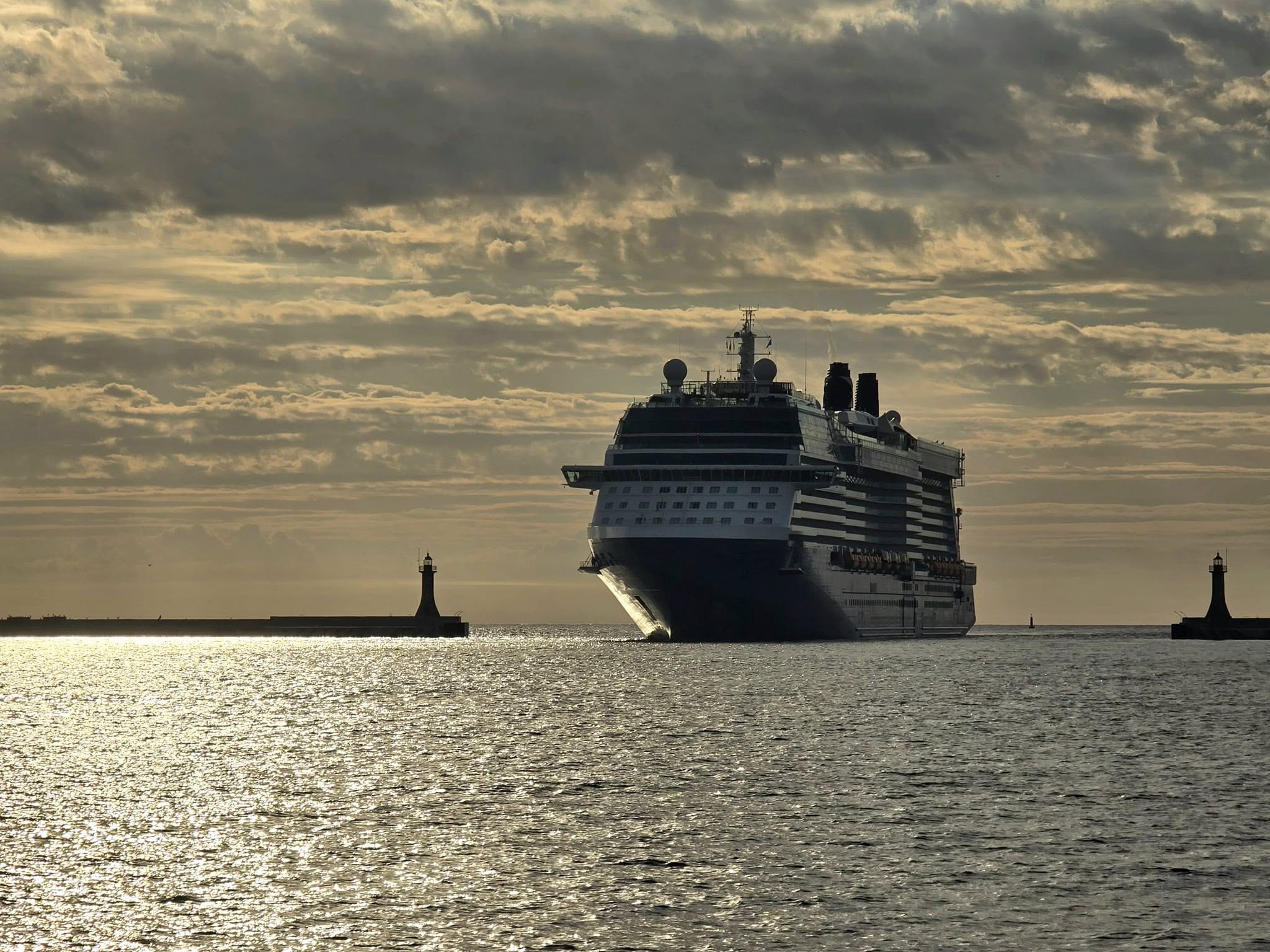 Port Gdynia, portowy basen, falochrony, zachód słońca, statek wycieczkowy wpływający między falochronami