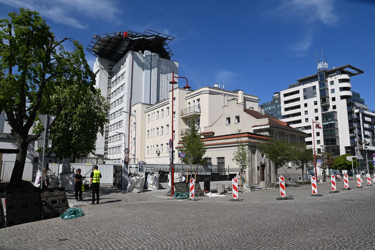 Wjazd do Szpitala św. Wincentego a Paulo od strony ul. Starowiejskiej - to tutaj w tym tygodniu zagościła produkcja niemiecko-duńskiego serialu, fot. Zygmunt Gołąb