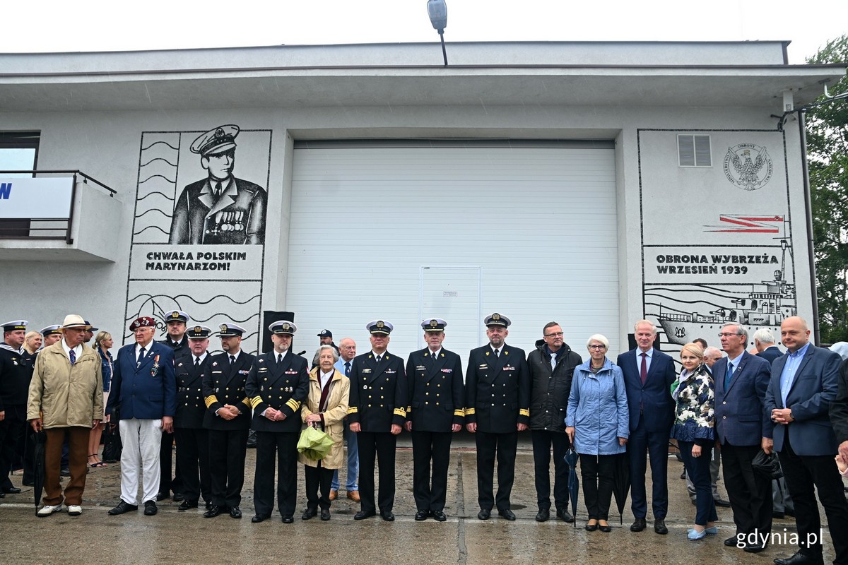 Od prawej: Andrzej Busler - prezes Kaszubskiego Forum Kultury, radny Gdyni Zenon Roda, Elżbieta Sierżęga - wiceprzewodnicząca Rady Miasta Gdyni, senator Sławomir Rybicki, Joanna Zielińska - przewodnicząca Rady Miasta Gdyni, Tomasz Miegoń - dyrektor Muzeum Marynarki Wojennej, a także przedstawiciele Marynarki Wojennej i Ośrodka Szkolenia Żeglarskiego Marynarki Wojennej wraz z wdową po kmdr. Czesławie Cześniku podczas odsłonięcia muralu „Chwała polskim marynarzom” // fot. Magdalena Czernek