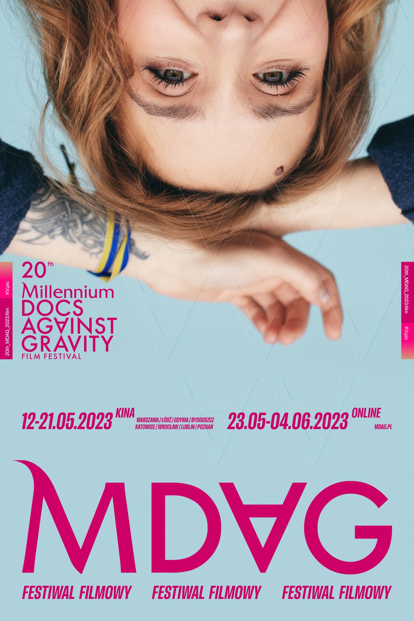 Z plakatu 20. edycji Millennium Docs Against Gravity spogląda na nas Alisa Kovalenko, reżyserka ukraińskiego filmu „Nie znikniemy” („We Will Not Fade Away”) – opowieści o niezwykłych nastolatkach z Donbasu, znajdujących światło nawet w momencie, gdzie świat wokół płonie.Autorem identyfikacji wizualnej jest Bartek Bojarczuk, dyrektor kreatywny autorskiej pracowni ILLCAT.studio. Autorką zdjęcia jest wybitna polska fotografka Weronika Ławniczak. 