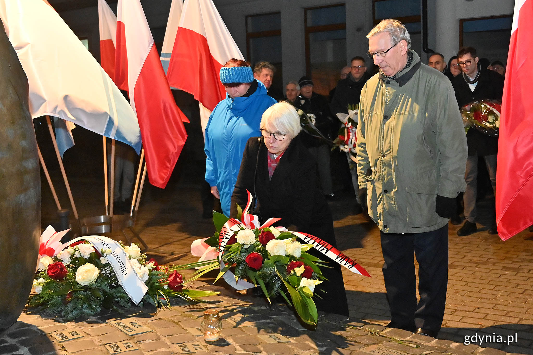 Przedstawiciele gdyńskiego samorządu składają kwiaty przed pomnikiem Ofiar Terroru Komunistycznego podczas ochodów 42. rocznicy wprowadzenia stanu wojennego. Od lewej: radna Danuta Styk, Joanna Zielińska - przewodnicząca Rady Miasta Gdyni i radny Zenon Roda