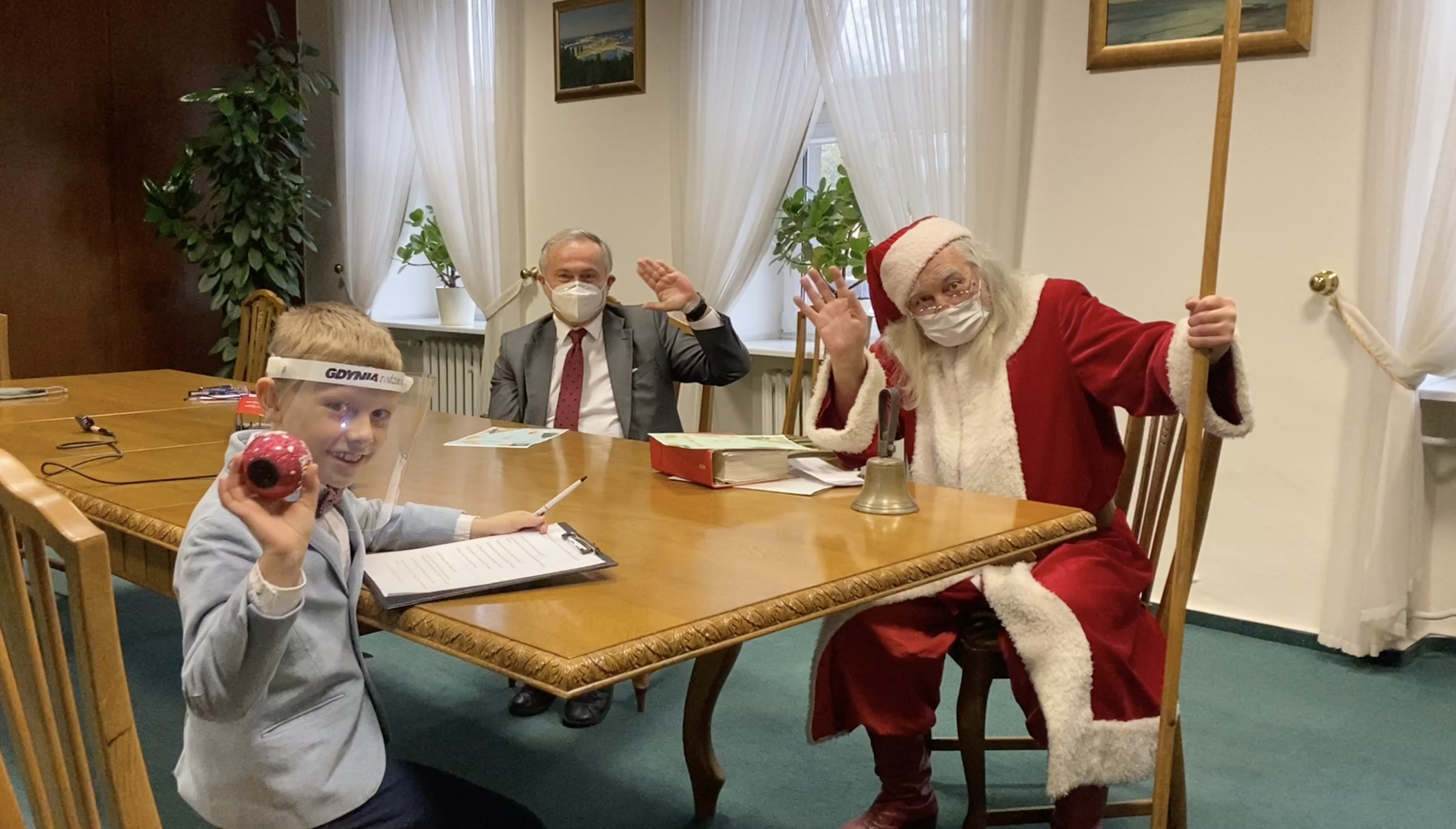 „Małe Mikołaje, czyli razem rozkręcamy święta”. Na zdj. prezydent Wojciech Szczurek, Mikołaj i reporter Dawid. Fot. GR
