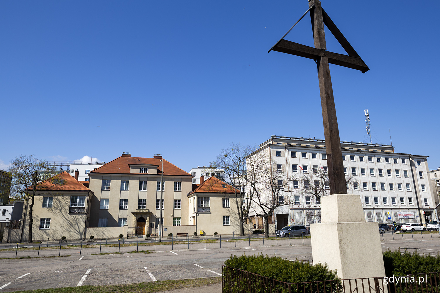 Gmach Biura Budowy Portu i krzyż Rybacki im. Tadeusza Wendy. Fot. Przemysław Kozłowski