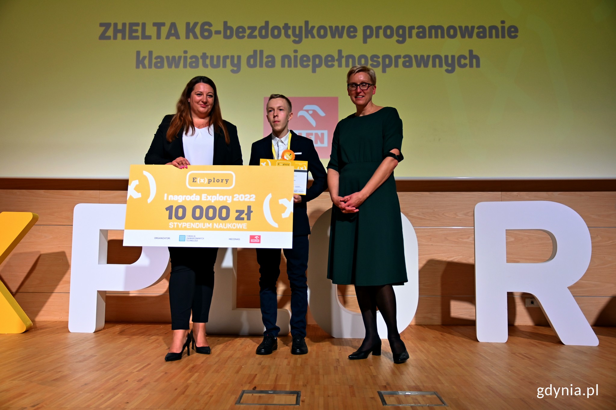 Filip Piękoś, laureat I miejsca w Konkursie Naukowym Explory (w środku) wraz z Joanną Gogolińską - wiceprezes Fundacji Zaawansowanych Technologii i przedstawicielką Orlenu // fot. Magdalena Czernek