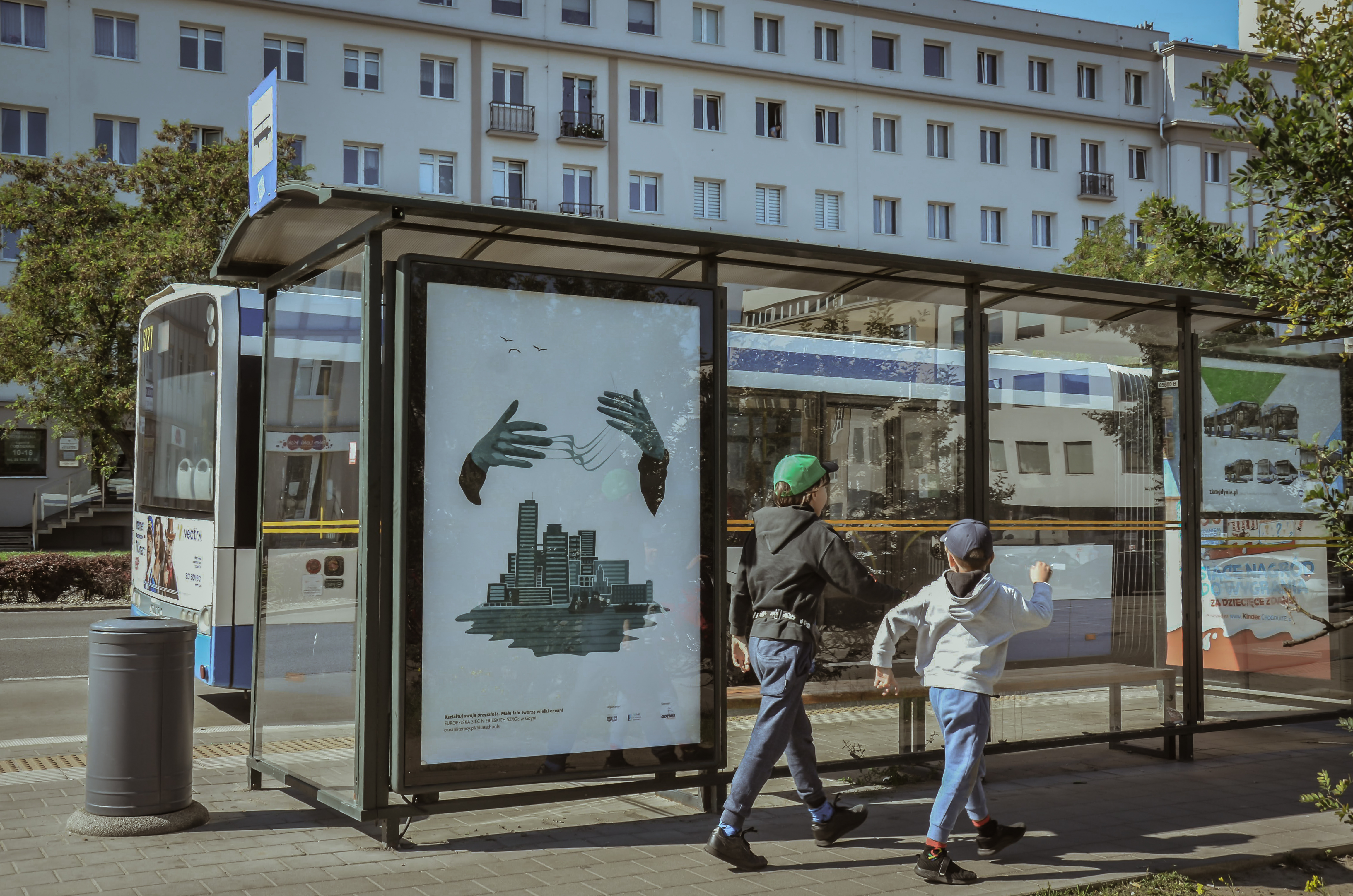 Plakat w wiacie przystankowej przy ul. Władysława IV // fot. materiały Akwarium Gdyńskiego