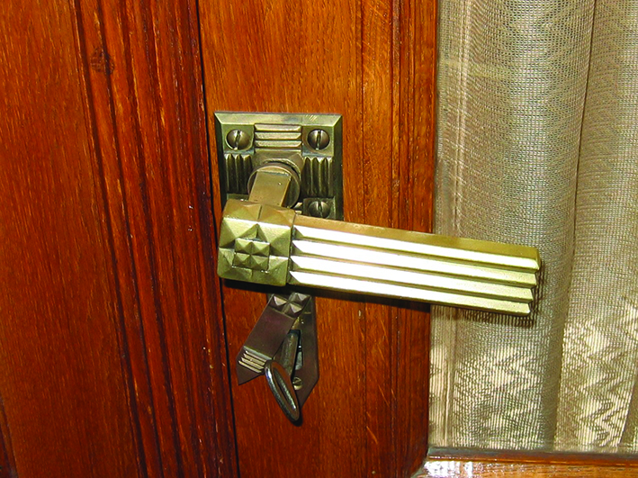 Klamka w stylu art deco, drzwi wewnętrzne w gmachu d. Banku Polskiego przy ul. 10 Lutego 20-22.