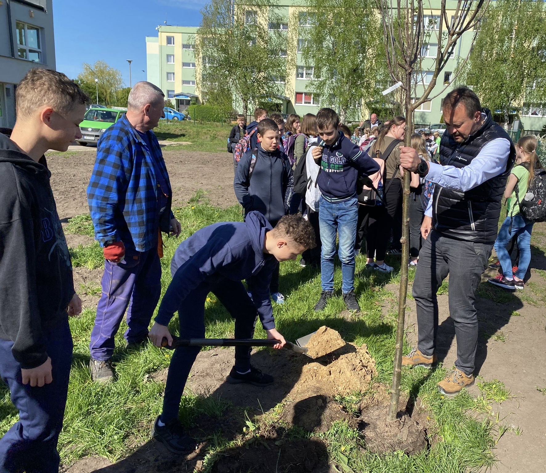 uczniowie ze Szkoły Podstawowej nr 43, wspólnie z Markiem Łucykiem, wiceprezydentem Gdyni ds. rozwoju// fot. Marzena Toszek