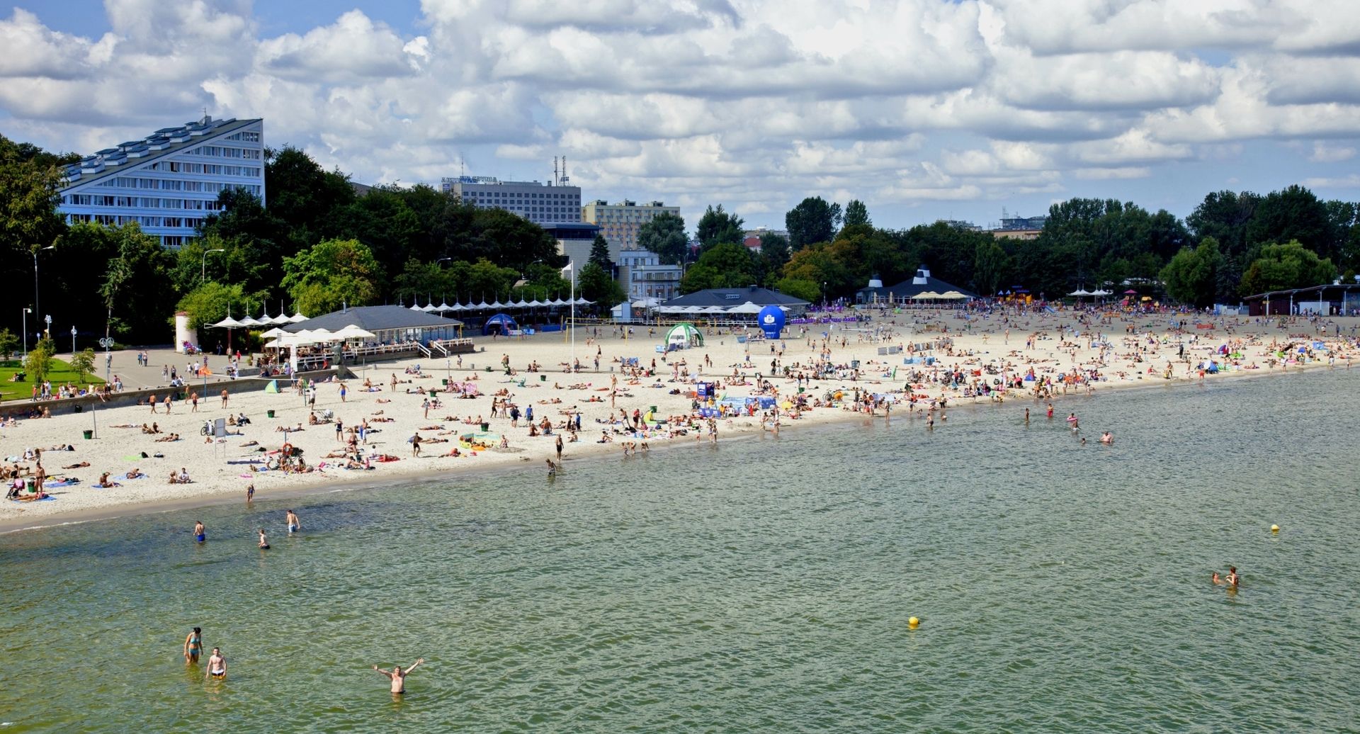 Zdjęcie lotnicze, plaża Śródmieście w Gdyni, bulwar, morze, zabudowania, ludzie na plaży, letni dzień