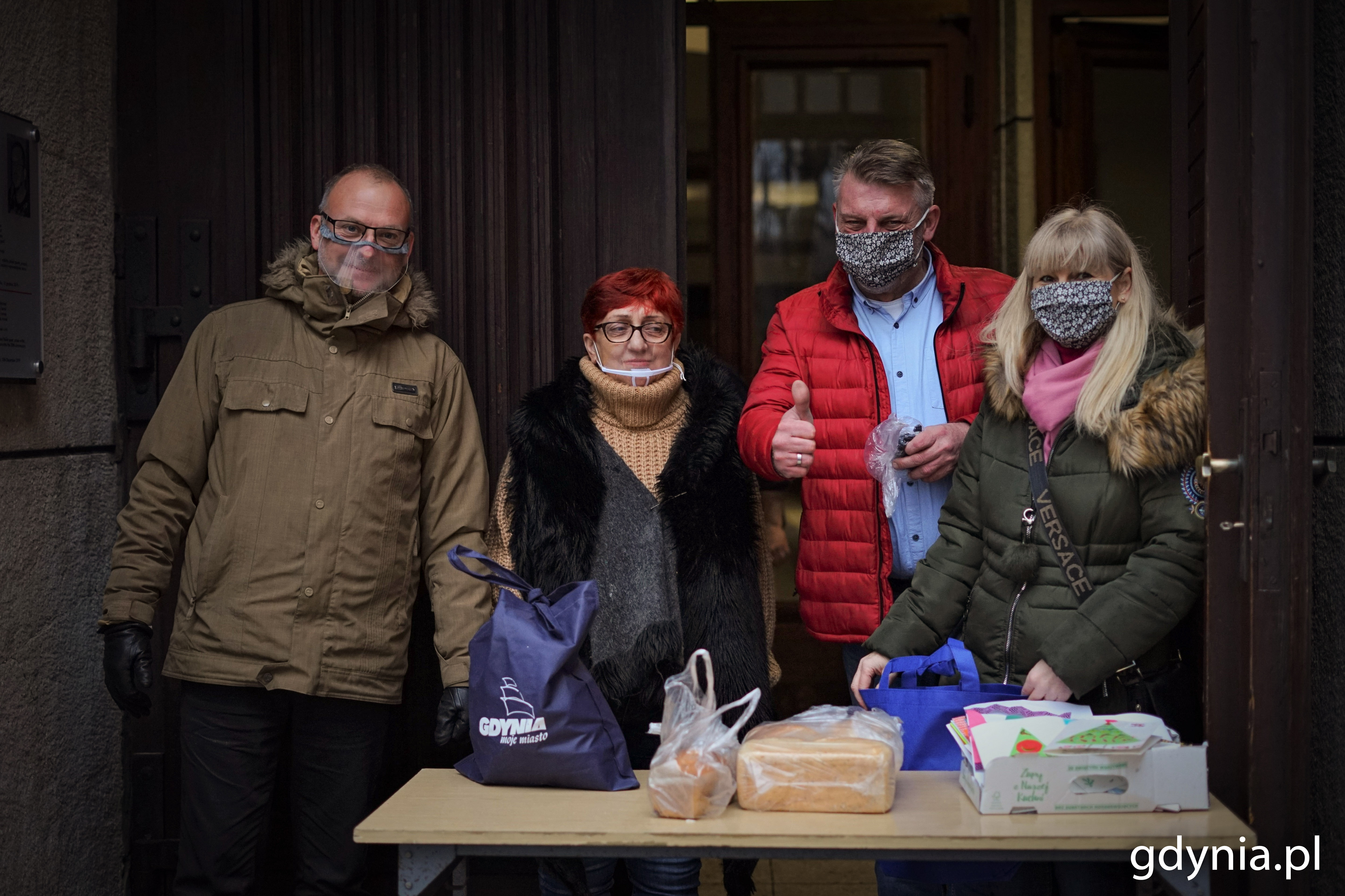 Grupa wydająca w wigilię paczki dla potrzebujących, fot. Kamil Złoch
