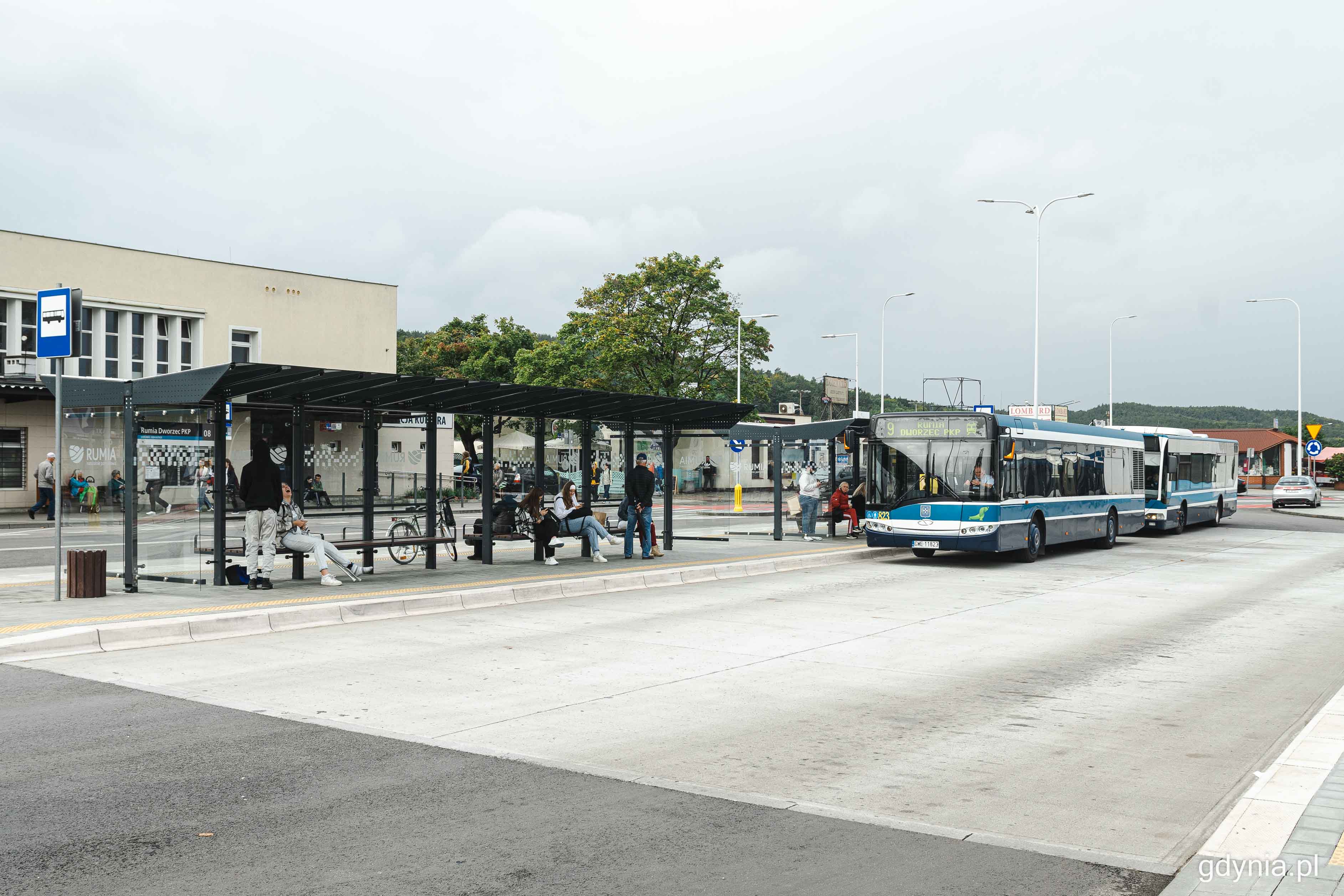 Nowe wiaty przystankowe i strefa dla autobusów komunikacji miejskiej, fot. Kamil Złoch