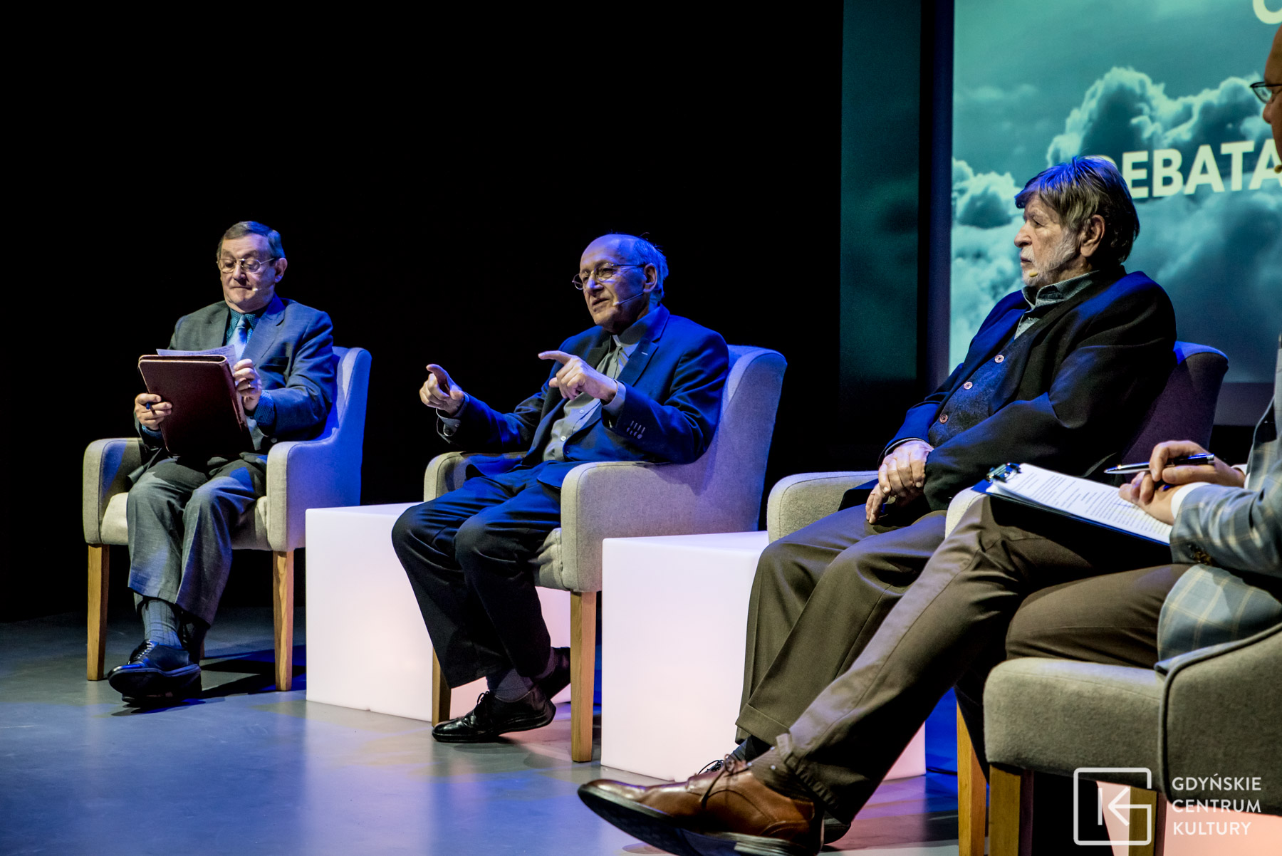 O wolności – urodzinowa retransmisja debaty o wolności, w której wzięli udział widoczni na zdjęciu prof. Norman Davies, ks. prof. Michał Heller i prof. Szewach Weiss.
