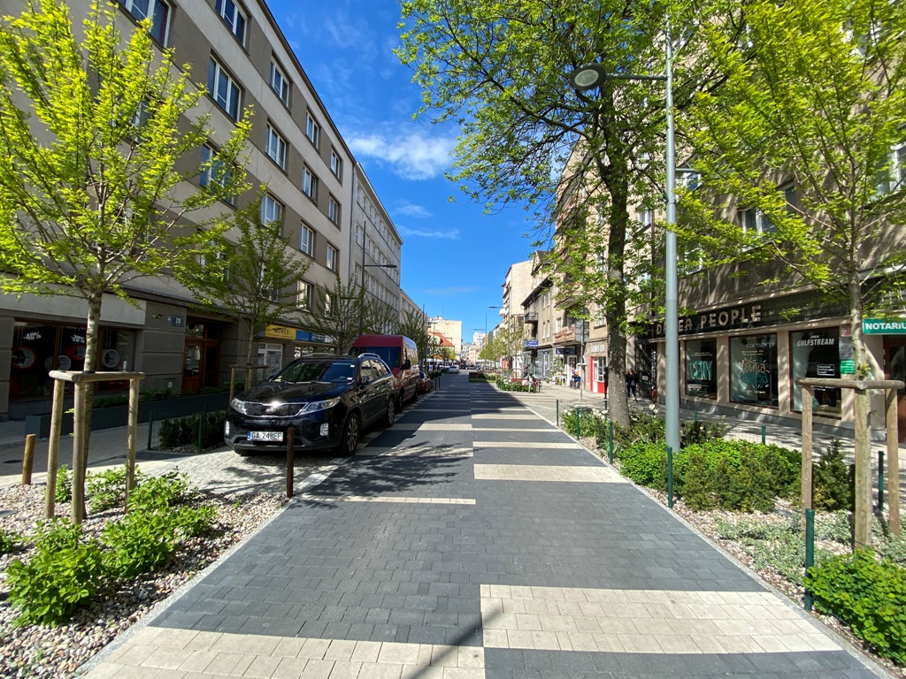 Przestrzeń przyjazna pieszym (woonerf) na odcinku ulicy Abrahama (od ulicy 10 Lutego do ulicy Batorego) w Gdyni. Źródło: www.modernizacjaroku.org