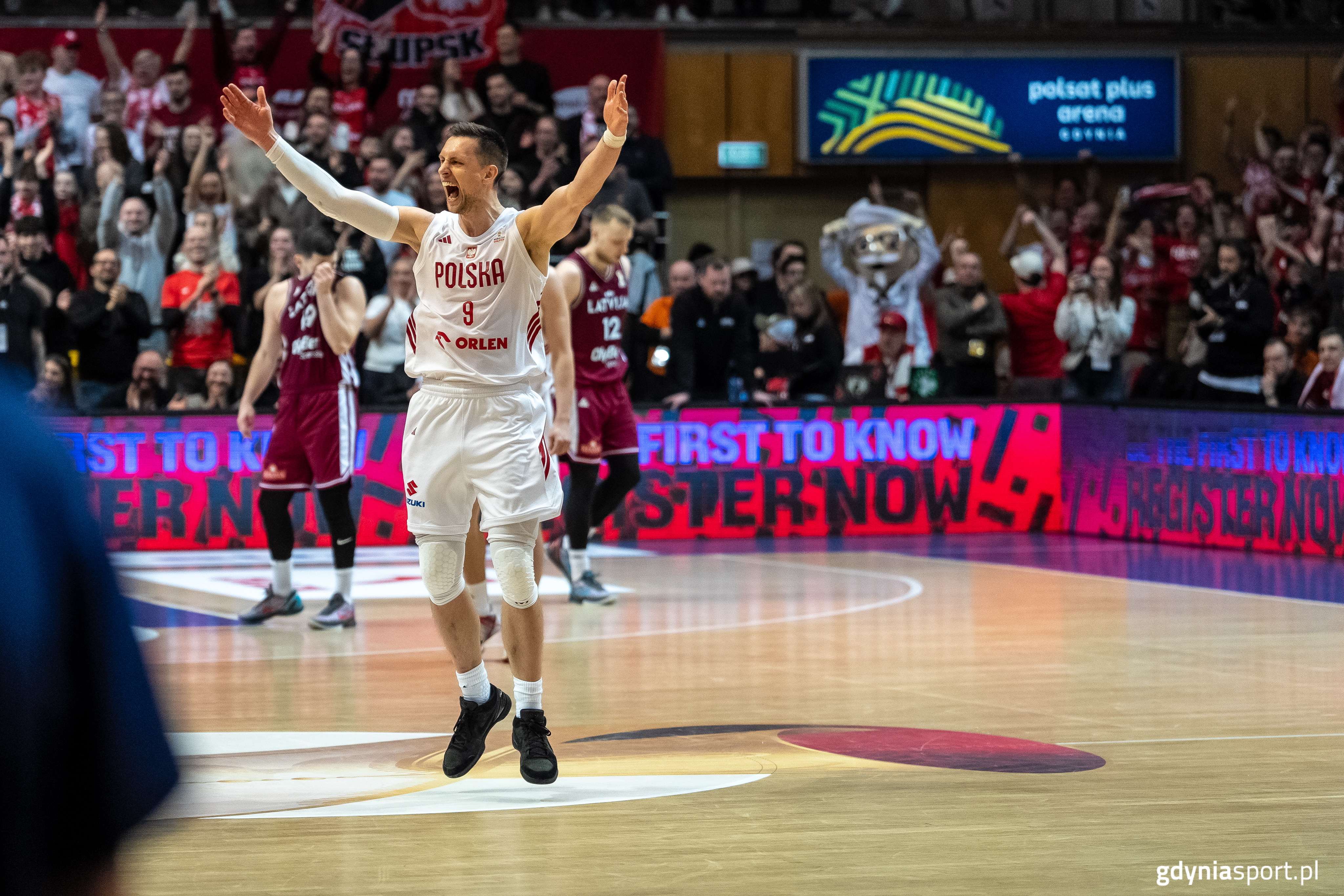 zawodnik z podniesionymi rękoma w geście triumfu