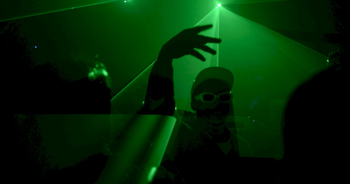 Kadr z filmu „Rave”: tańczący w klubie mężczyzna w okularach przeciwsłonecznych