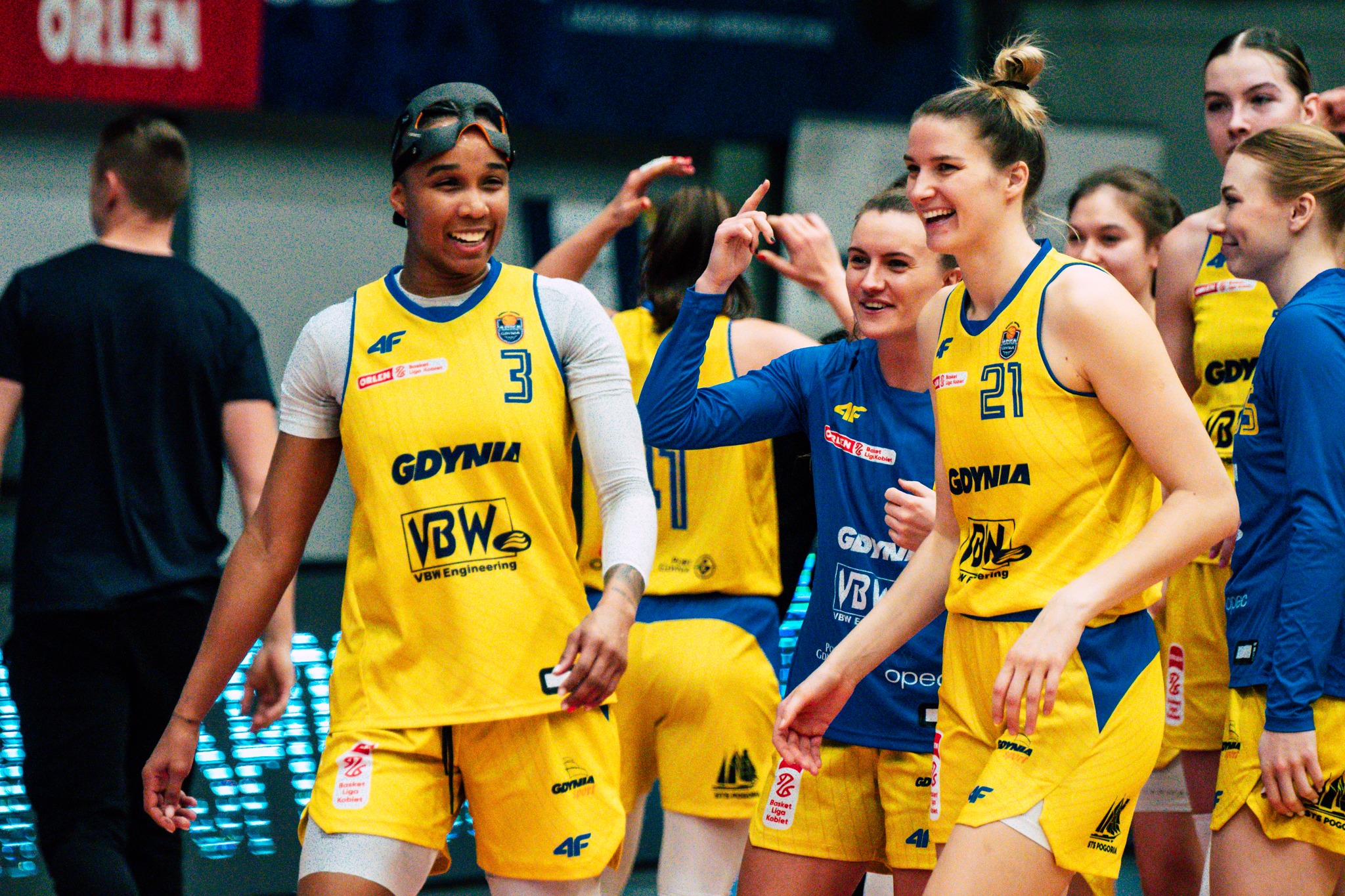 Na zdjęciu uśmiechnięte koszykarki VBW Arki Gdynia podczas meczu ligowego z mistrzynami Polski z Lublina