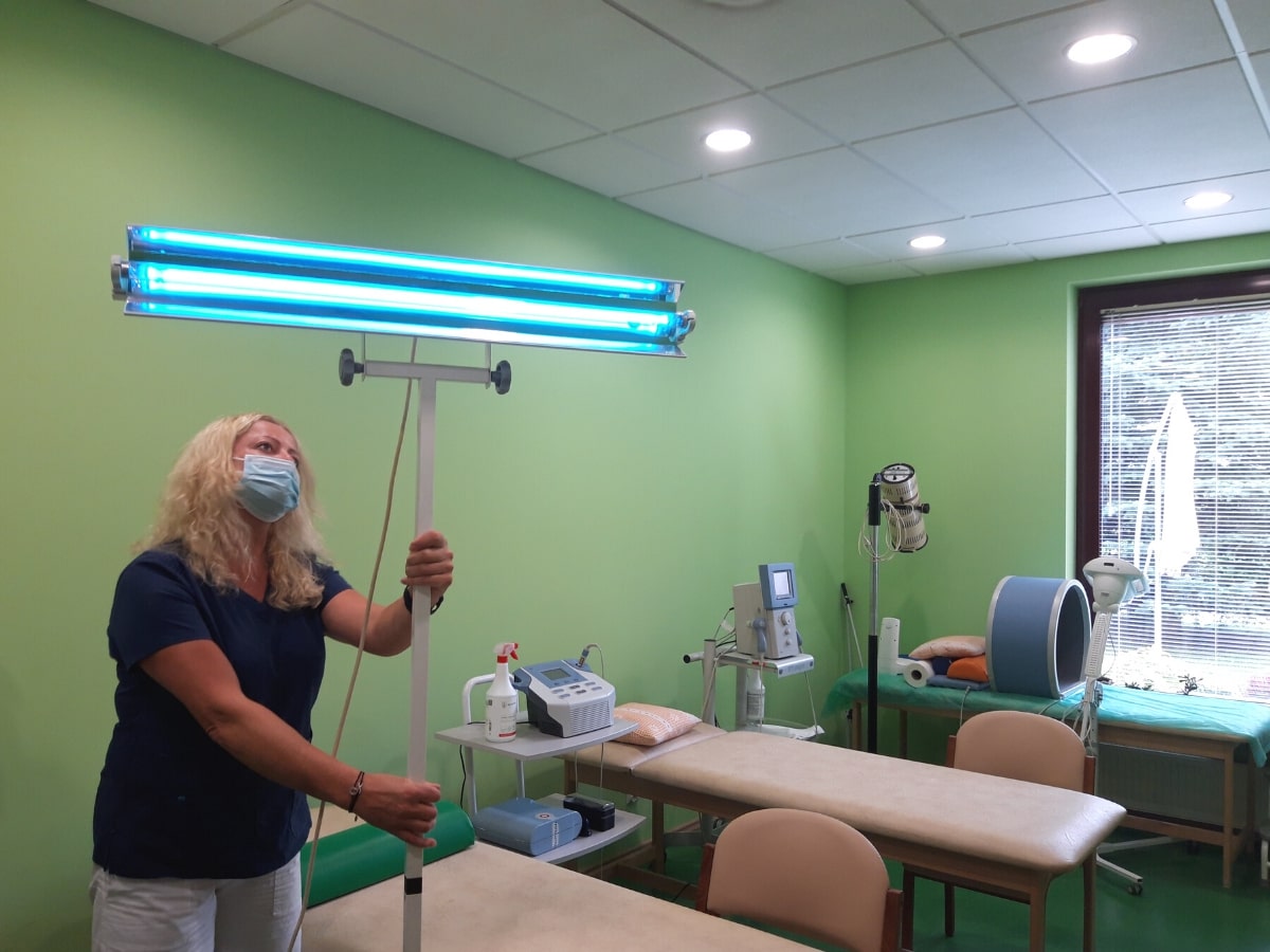 Kobieta uruchamia dużą lampę