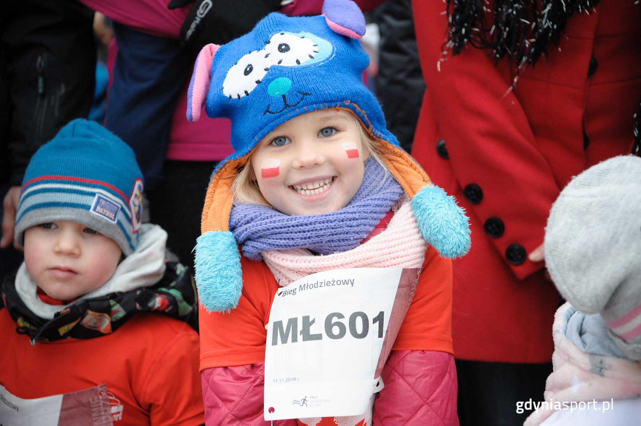 Uśmiechnięa dziewczynka na starcie Biegu Niepodległości w Gdyni