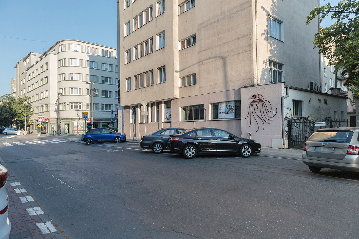 Meduza pozdrawia przechodniów z ulicy Traugutta. // fot. Rafał Kołsut, Traffic Design