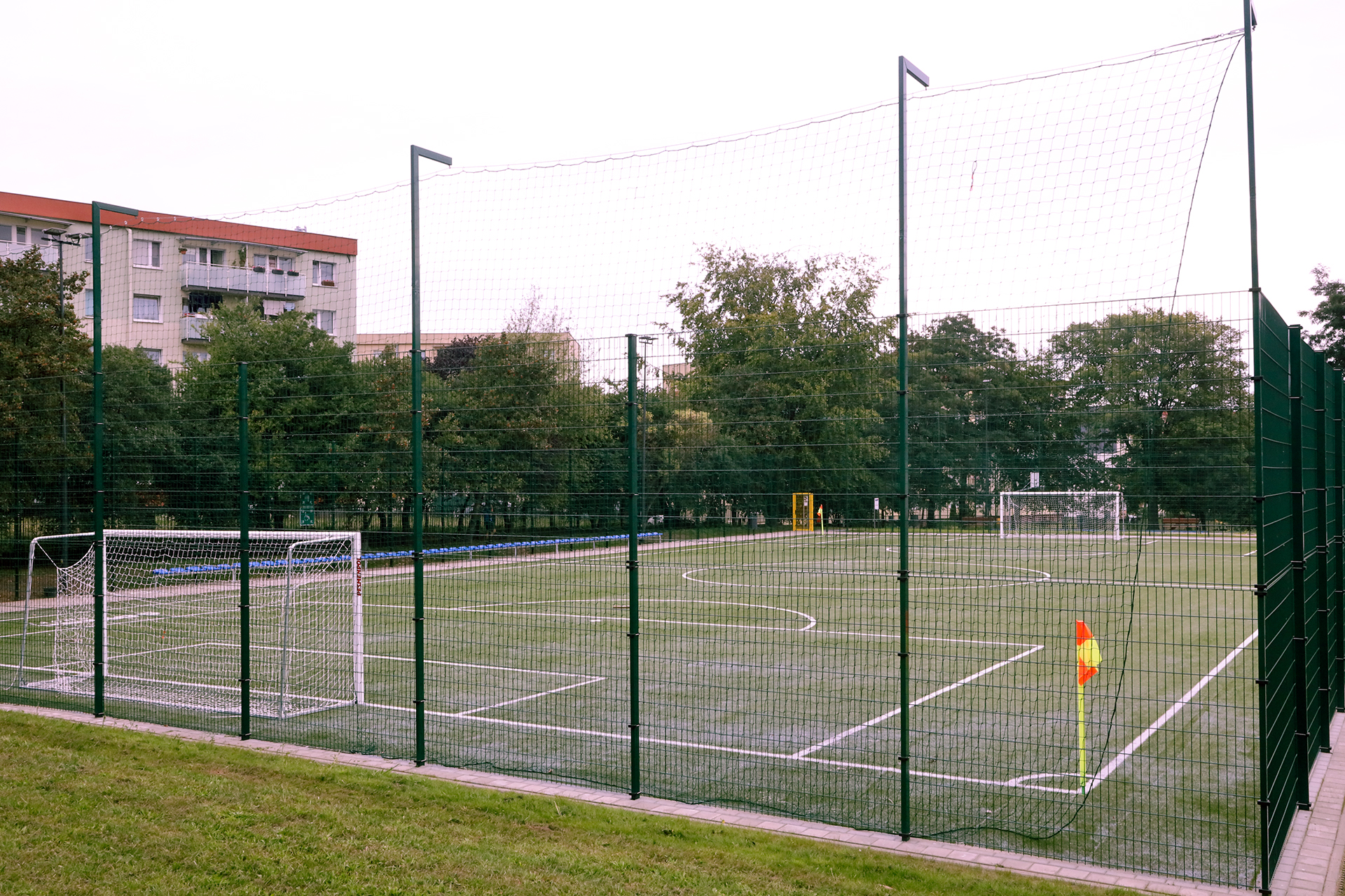 boisko do gry w piłkę nożną z trawy syntetycznej z trybuną dla widzów // fot. M. Kozłowski