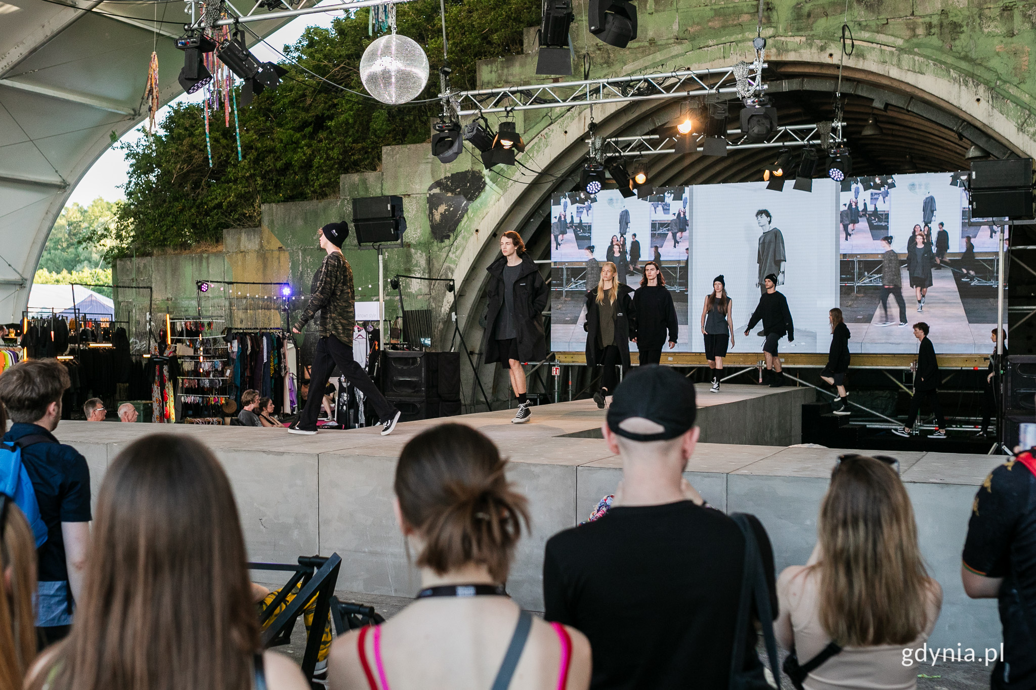 Pokaz mody w strefie Fashion na Open'er Festivalu // fot. Karol Stańczak