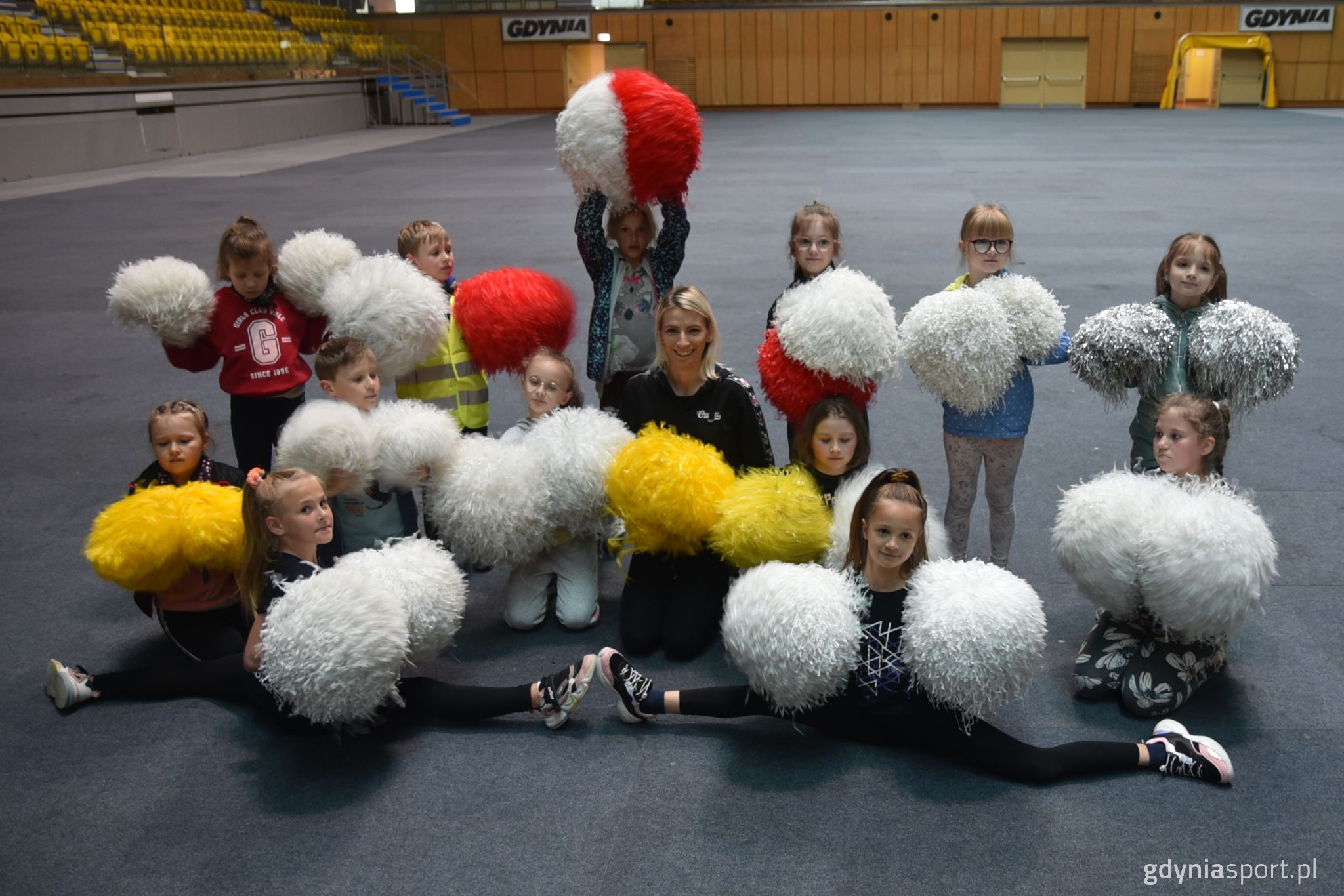 wspólne zdjęcie po nauce cheerleadingu