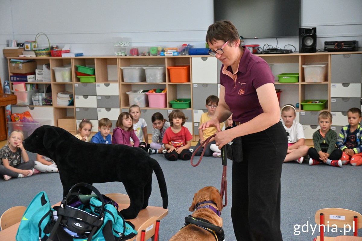 Rozmowy o psach asystujących w Przedszkolu nr 24. Na zdj. Agnieszka Kwolek ze Stowarzyszenia „Dogs For Life”. , fot. Magdalena Śliżewska