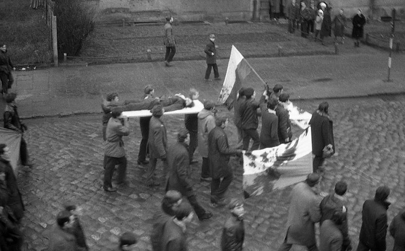 Gdynianie niosący ciało Janka Wiśniewskiego // fot. Archiwum IPN