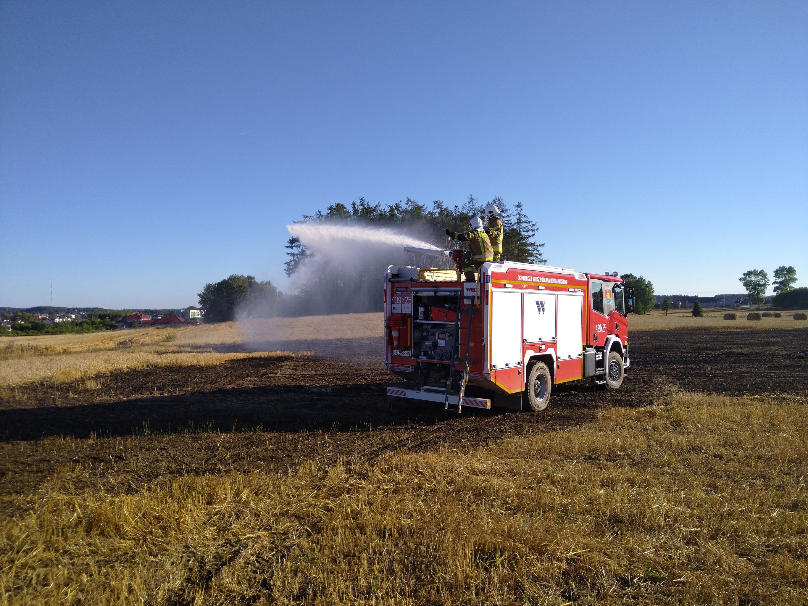 Pożar pola w czasie letniej suszy. Fot. OSP Wiczlino