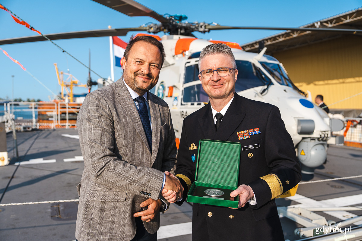 Na zdj. wiceprezydent Marek Łucyk na pokładzie HNLMS „Van Amstel” wręcza kapitanowi pamiątkowy medal z Gdyni