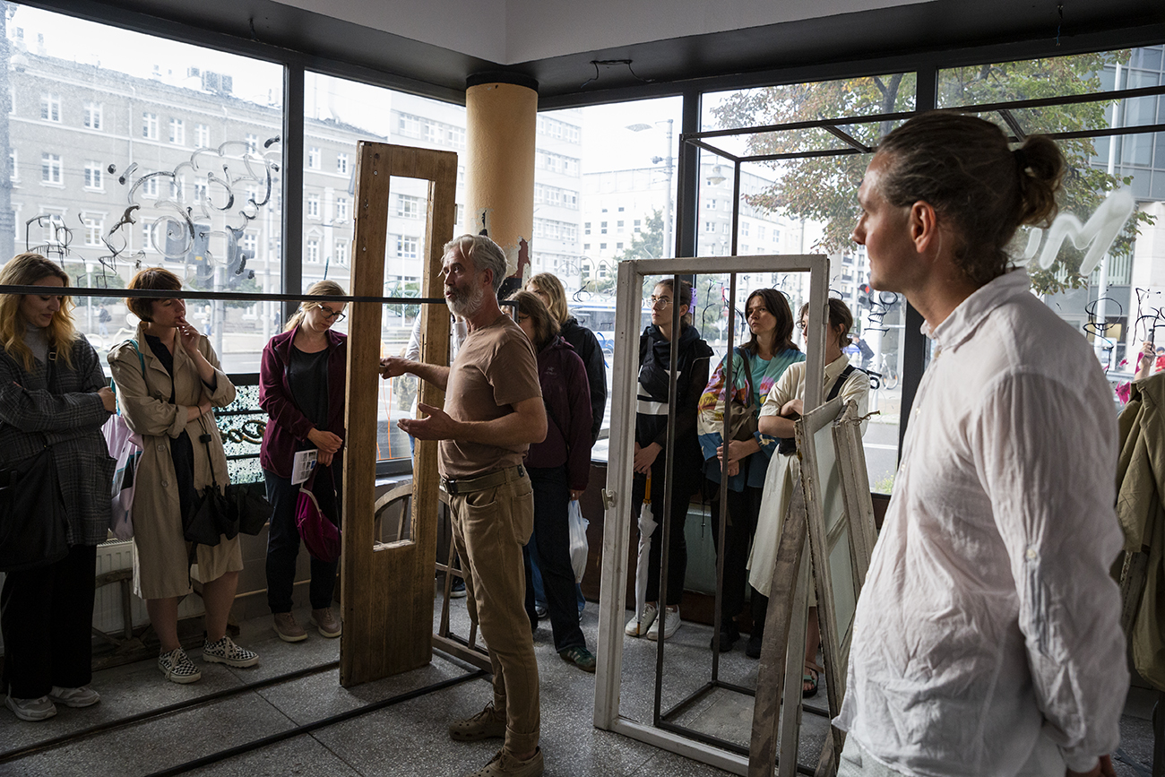 Twórcy wystawy Mirek Studniak i Radek Radziejewski opowiadają o zgromadzonych eksponatach.