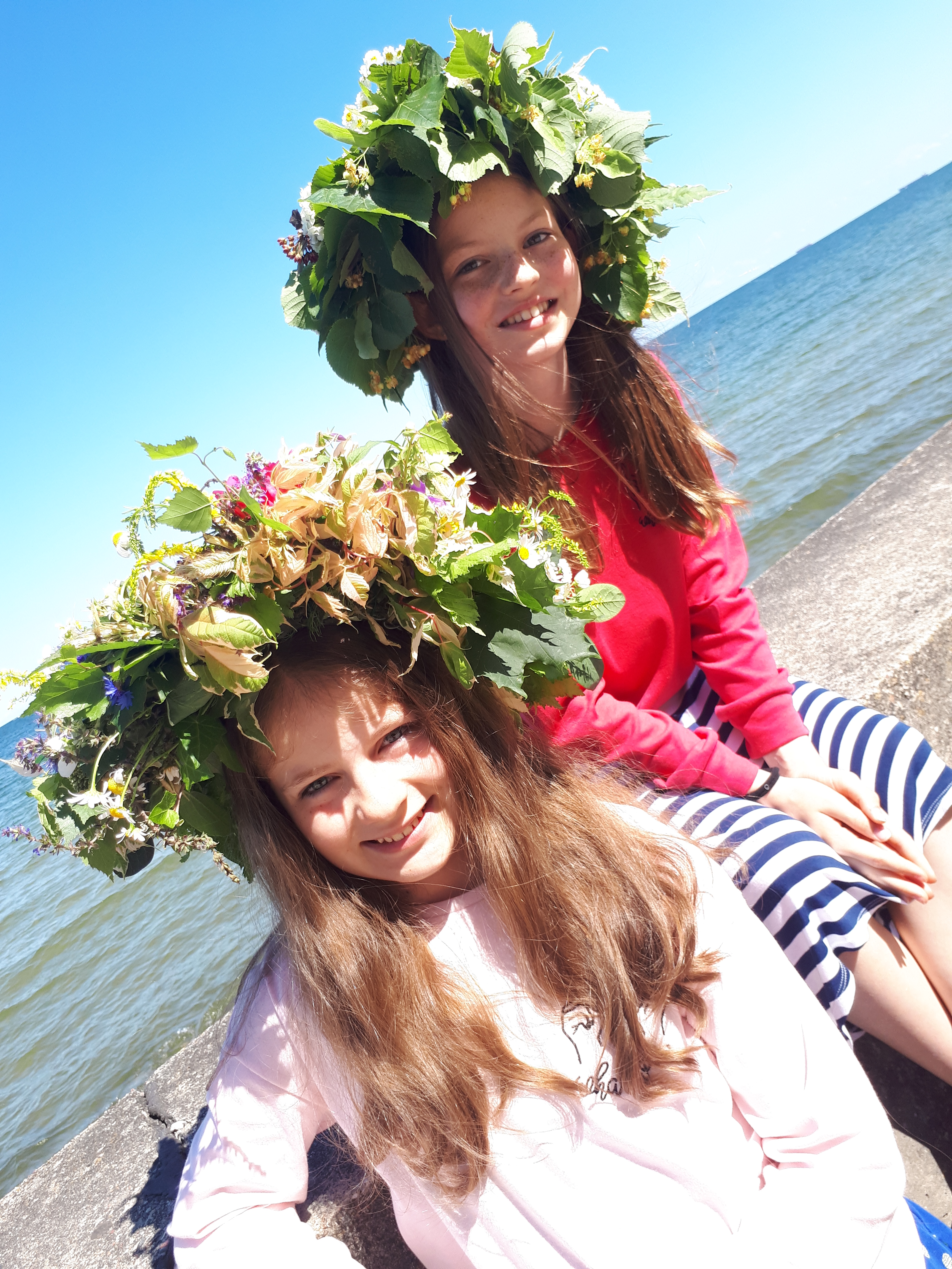 Dwie dziewczynki z wiankami na głowie, fot. B. Wróblewska, archiwum