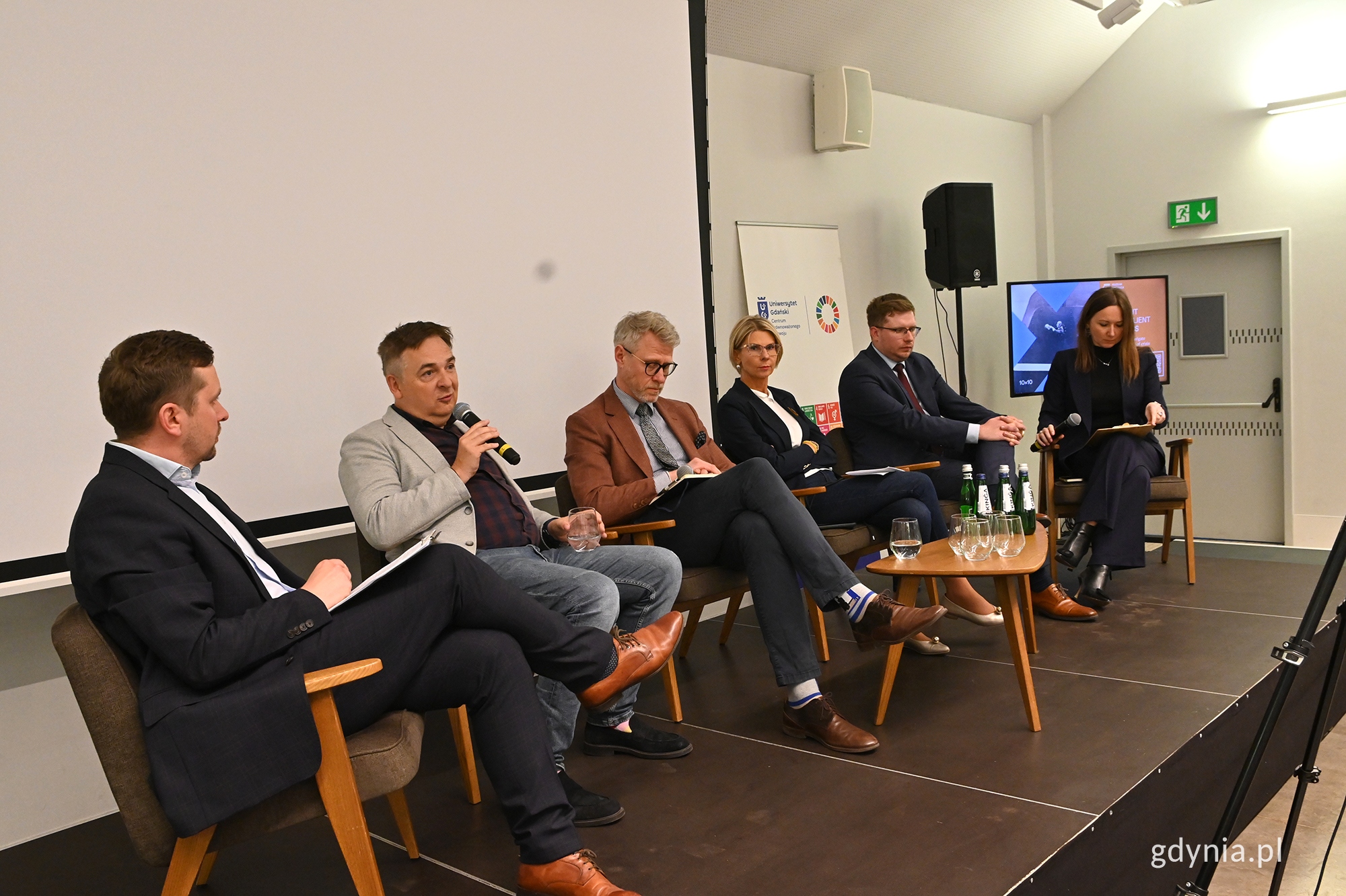  Dr Rafał Raczyński, prof. dr hab. Przemysław E. Gębal, obserwator migracji Centrum Zrównoważonego Rozwoju UG, Dr hab. Michał Nowosielski z Uniwersytetu WSB Merito w Gdańsku, Agnieszka Zabłocka, dyrektor Departamentu Kancelarii Marszałka Województwa Pomorskiego, Bartłomiej Potocki - dyrektor Departamentu Integracji Społecznej w Ministerstwie Rodziny, Pracy i Polityki Społecznej oraz Kamila Kowalska.