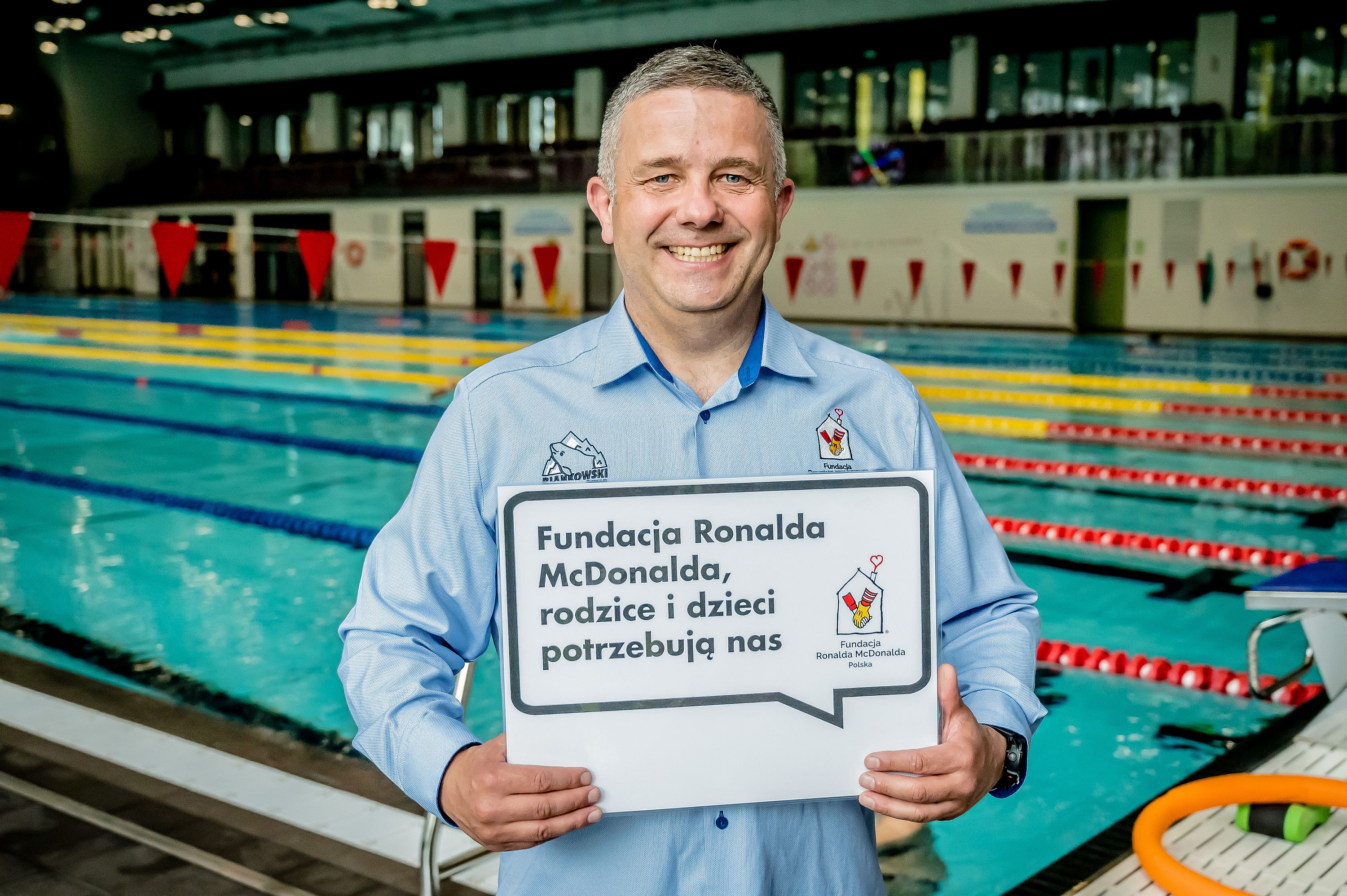 Piotr Biankowski z tabliczką: Fundacja Ronalda McDonalda, rodzice i dzieci potrzebują nas // fot. R. Nowakowski