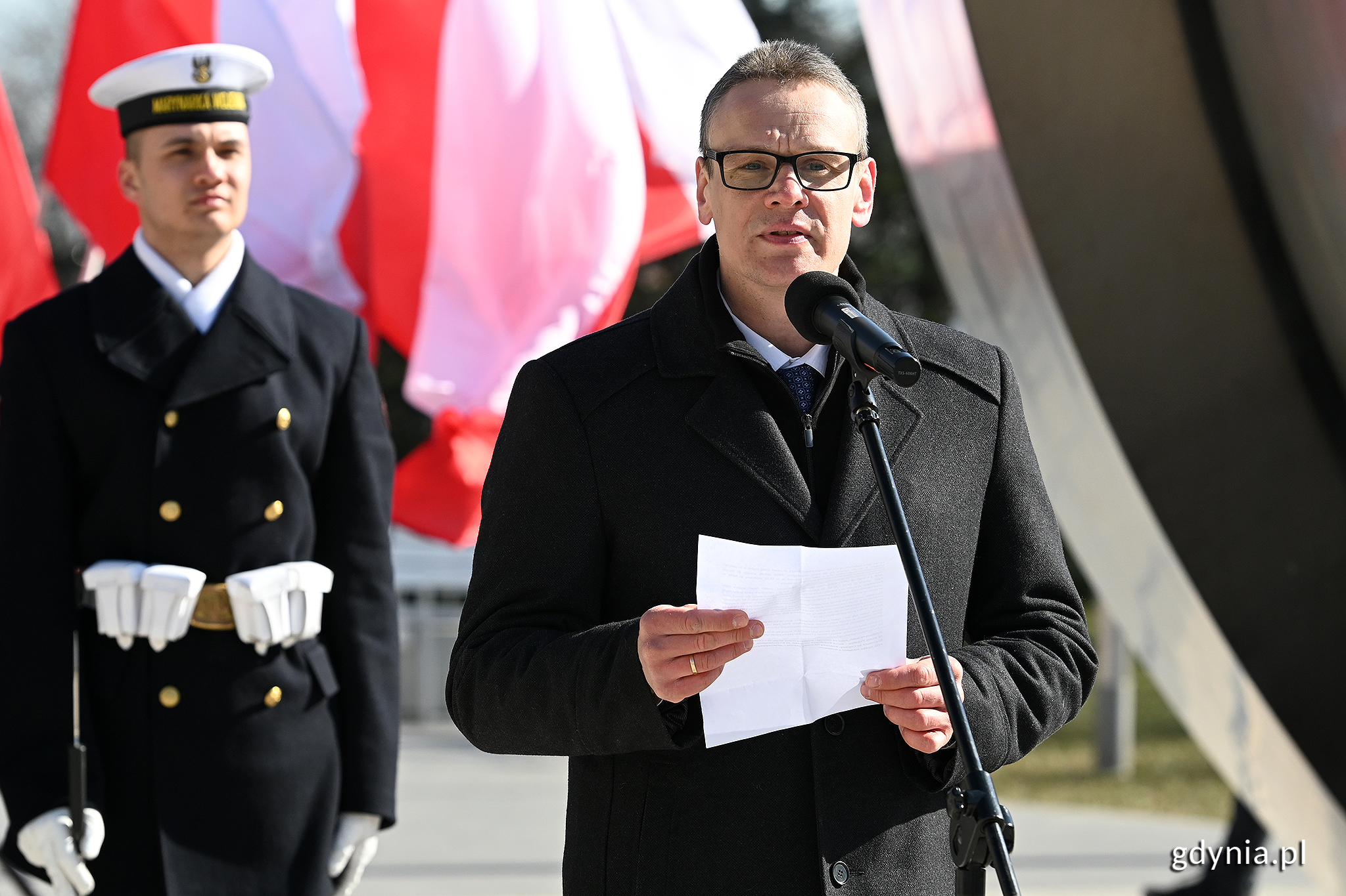 Okolicznościowe przemówienie w imieniu władz miasta wygłosił wiceprzewodniczący Rady Miasta Gdyni, Marcin Wołek, fot. Michał Puszczewicz