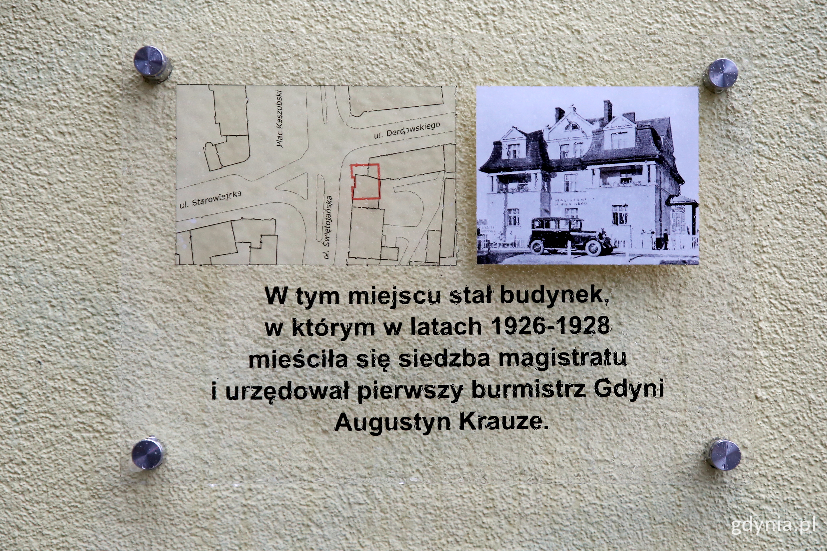 Tablica na fasadzie kamienicy na rogu ulic Świętojańskiej i Derdowskiego upamiętniająca fakt, że w tym miejscu stał budynek, w którym mieścił się pierwszy gdyński magistrat. Na tablicy widoczna mapka i zdjęcie dawnej willi // fot. Przemysław Kozłowski
