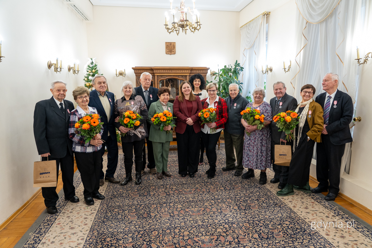Jubilaci z godz. 13:00 z prezydent Gdyni Aleksandrą Kosiorek oraz Inocentą Nycz, kierownik USC w Urzędzie Miasta Gdyni (fot. Michał Sałata)