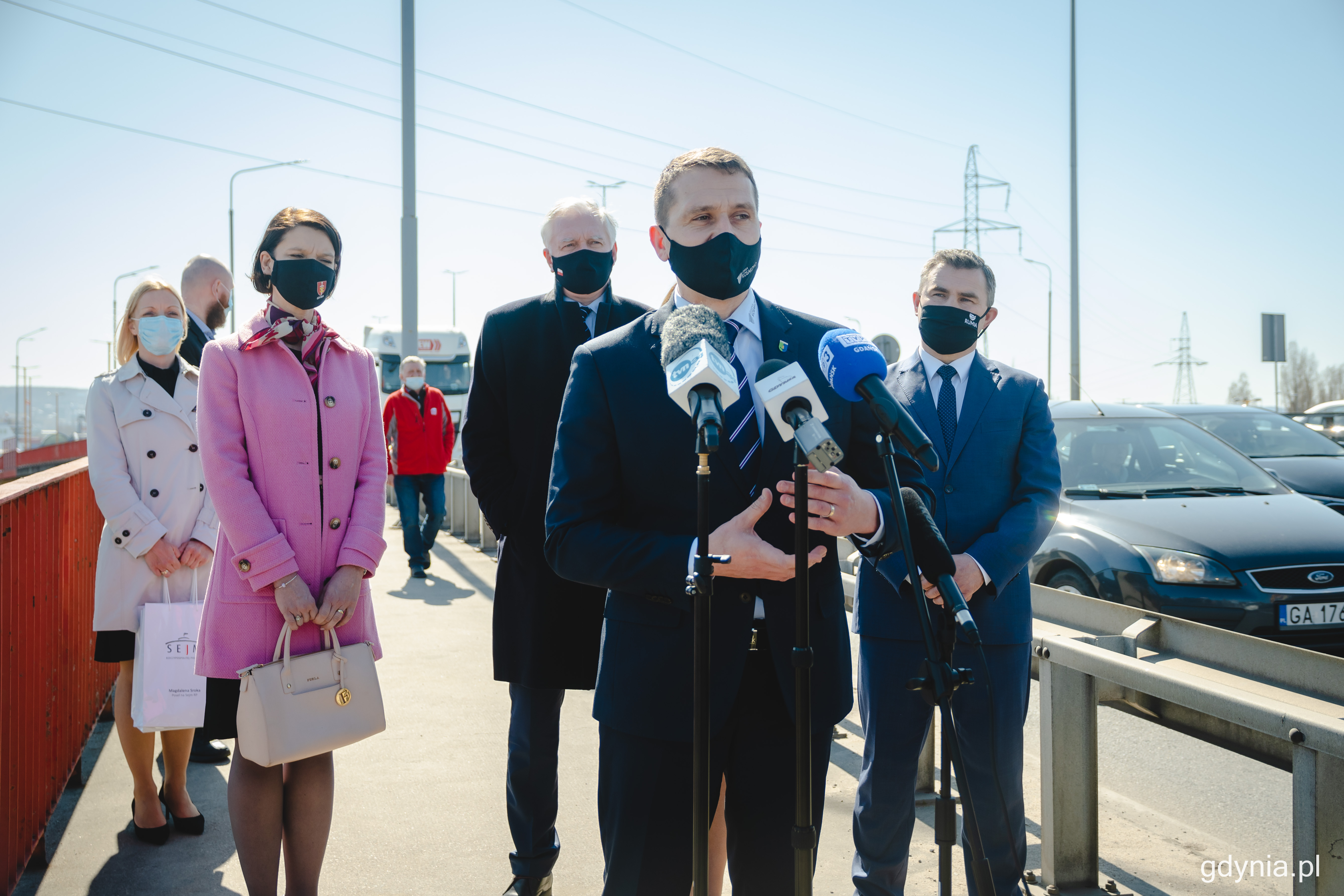 W spotkaniu z wicepremierem Gowinem wzięli udział wiceprezydent Gdyni Katarzyna Gruszecka-Spychała (z lewej), wójt gminy Kosakowo Marcin Majek (przy mikrofonie) i Michał Pasieczny, burmistrz Rumi (z prawej), fot. Kamil Złoch