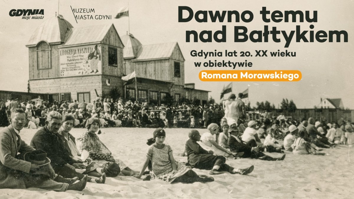 Plakat wystawy „Dawno temu nad Bałtykiem. Gdynia lat 20. XX wieku w obiektywie Romana Morawskiego.” Grupa ludzi: dorośli i dzieci siedzą na plaży w charakterystycznych strojach z lat 20, z tyłu powiewają polskie flagi, w tle stoi drewniany budynek z napisem: Drogerja Kaszubja // mat. MMG