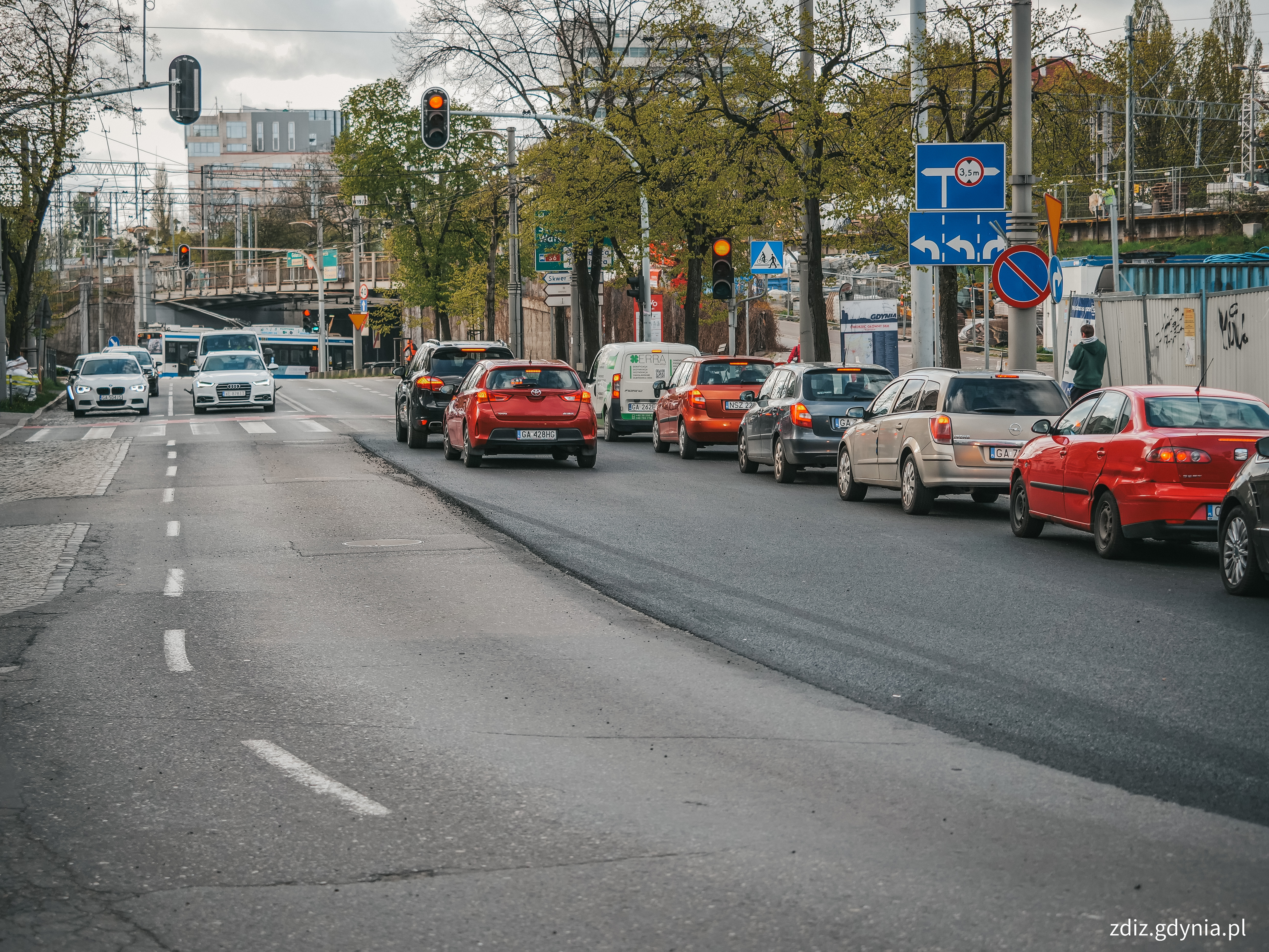 widoczna nowa nawierzchnia i stara nawierzchnia, jadące samochody, ruch uliczny