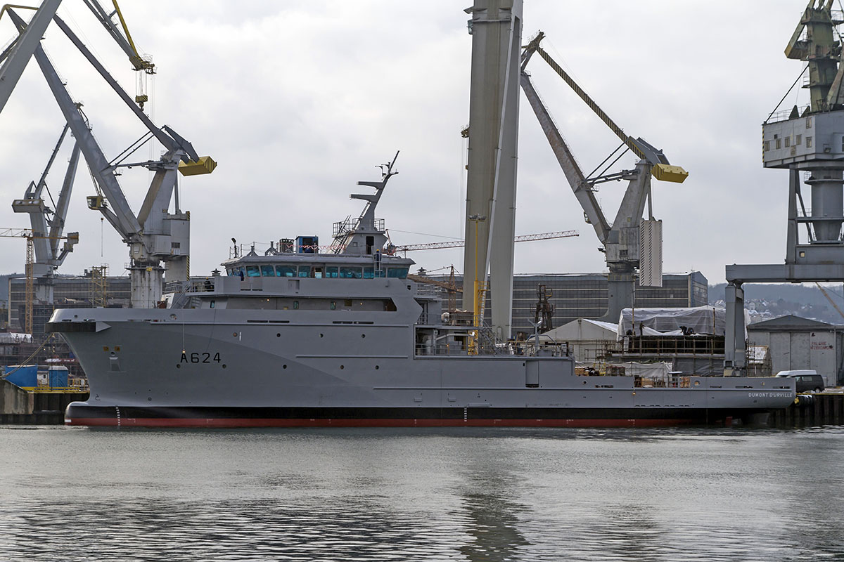 Statek Dumont d'Urville podczas prac w gdyńskiej stoczni Crist, fot. www.portalmorski.pl