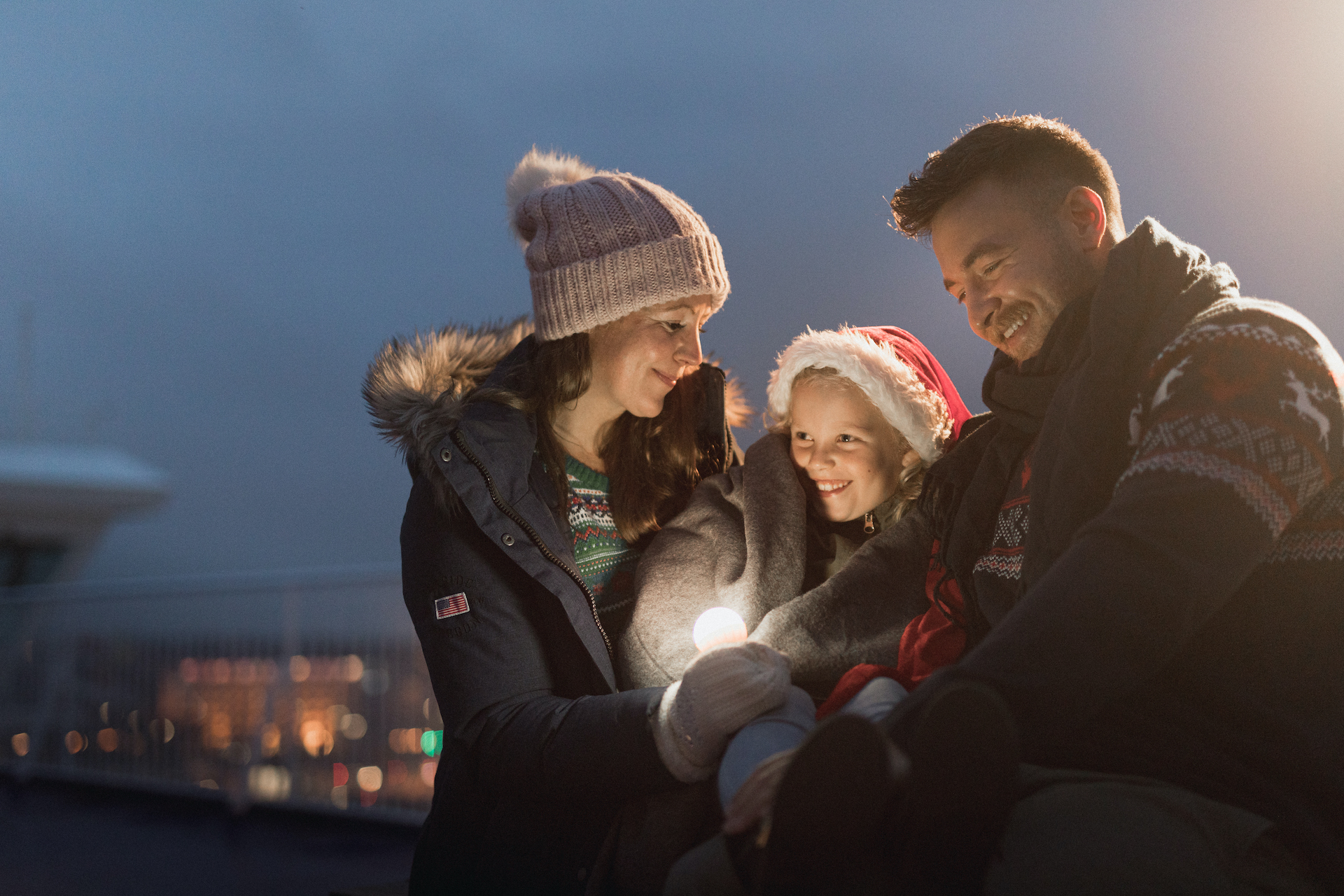 Na zdj. rodzina na pokładzie promu Stena Line, mat. prasowe