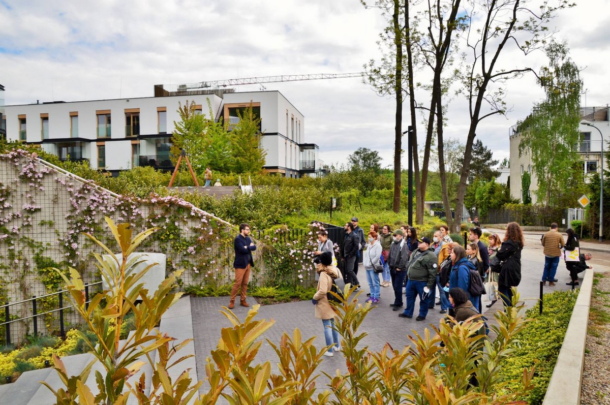 Uczestnicy jednej z poprzednich edycji festiwalu Open House Gdynia zwiedzający osiedle Nowe Kolibki // fot. Kuba Kujawa