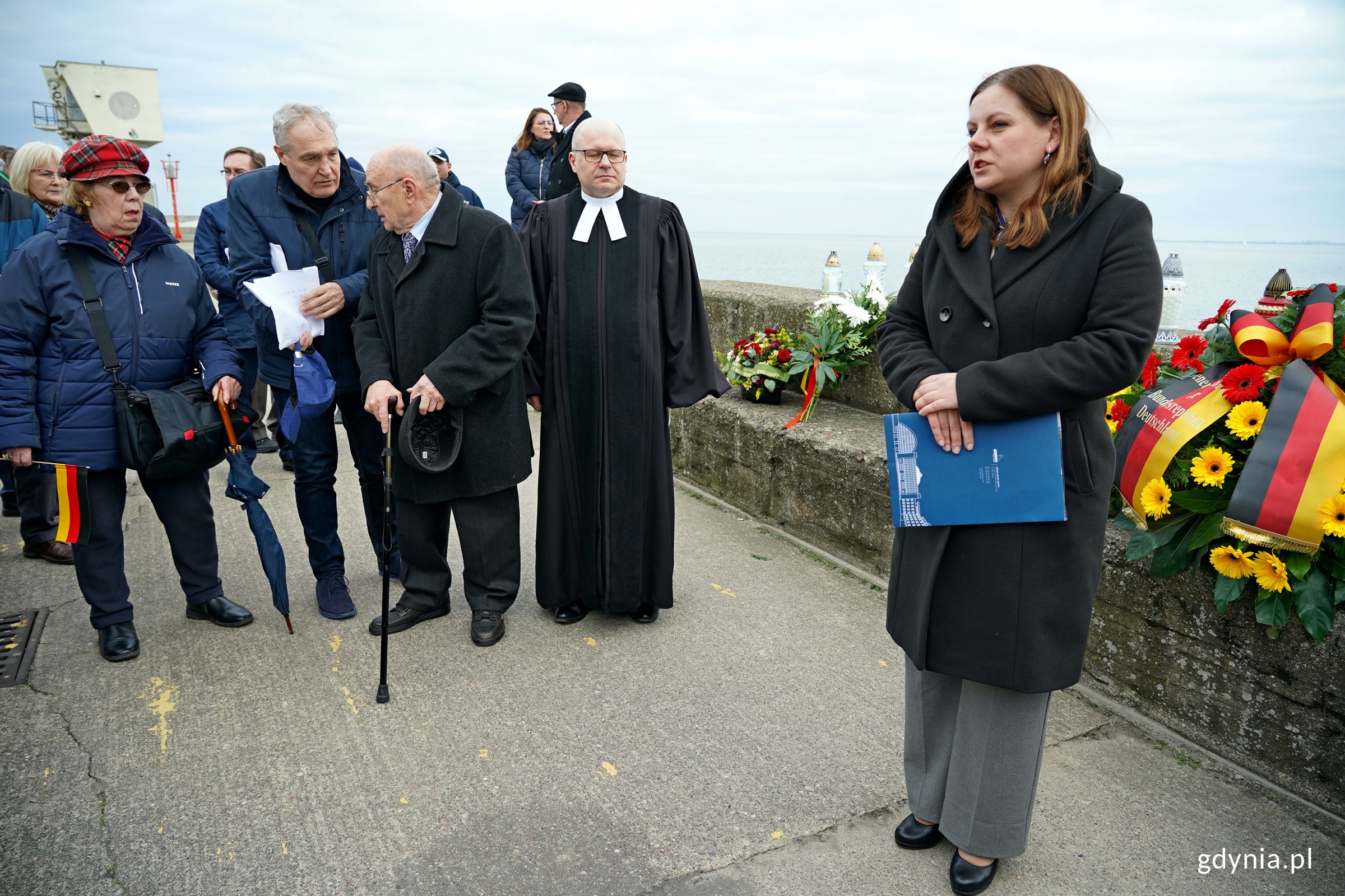 Prezydent Gdyni Aleksandra Kosiorek przemawiająca podczas uroczystości z okazji 80. rocznicy zatopienia statków pasażerskich „Wilhelm Gustloff”, „Steuben” i „Goya” przez okręty podwodne sowieckiej floty, która odbyła się na nabrzeżu przy molo Południowym (fot. Magdalena Czernek)