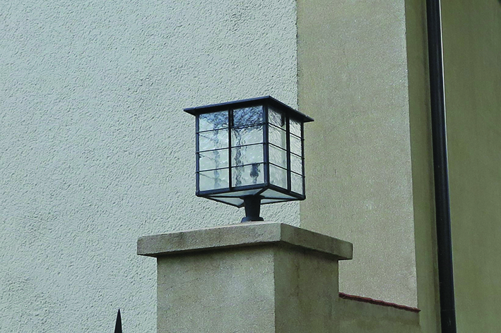 Lampa z końca lat 20. XX w. przed wejściem do budynku d. Biura Budowy Portu przy ul. Waszyngtona 38
